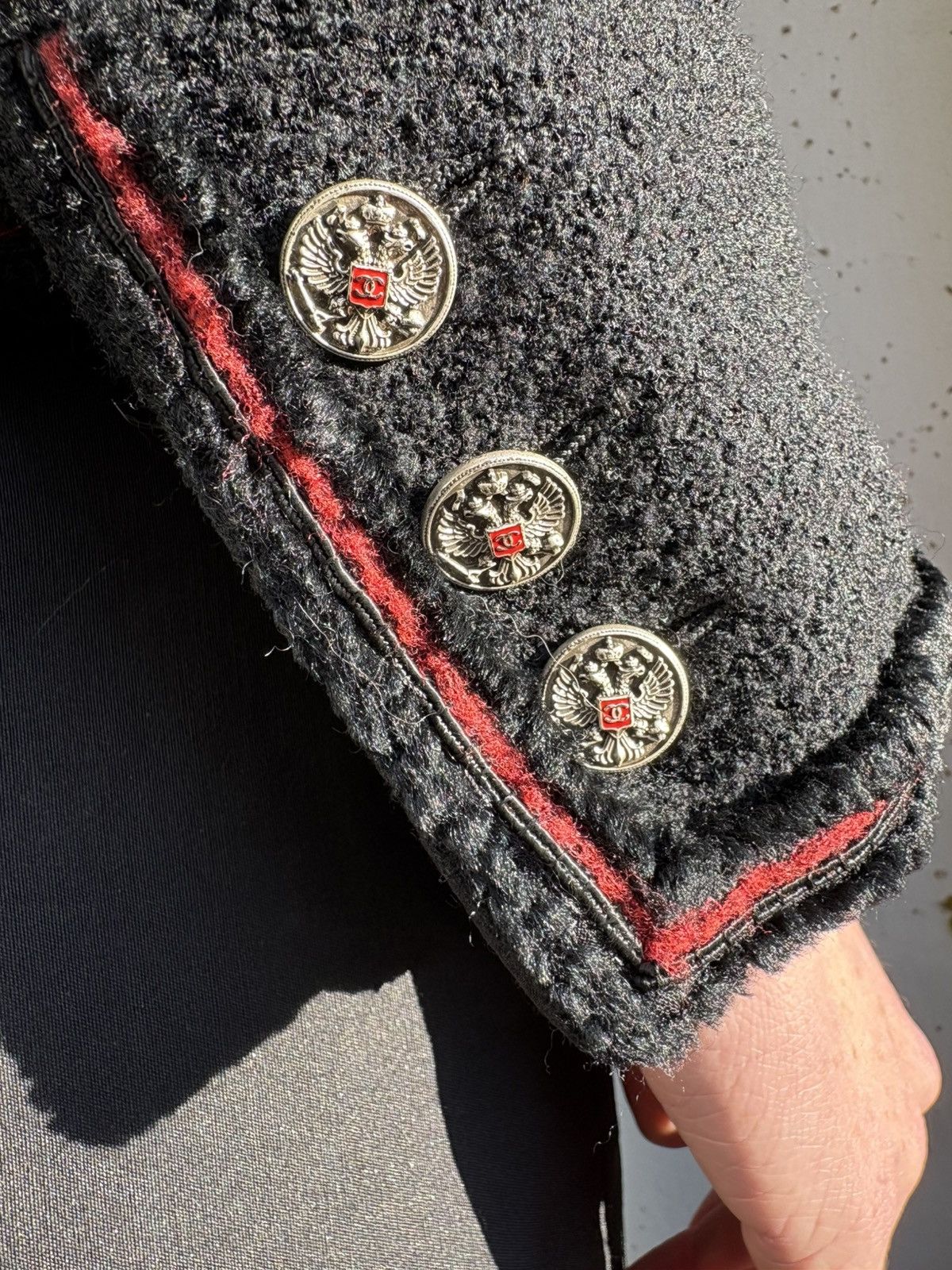 Chanel CHANEL BOUCLE JACKET FROM 2009 METIERS D' ART COLLECTION Size S / US 4 / IT 40 - 4 Thumbnail