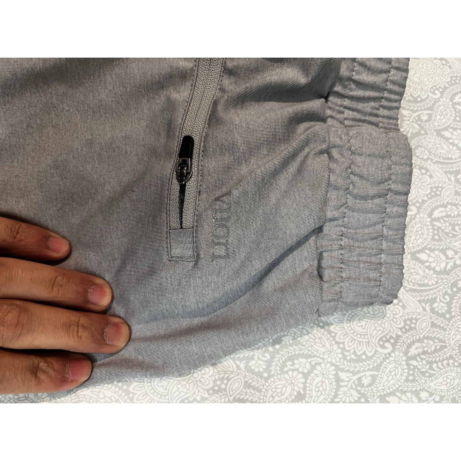 Vuori Vuori Men's Performance Jogger Gray Size Medium Zip Pockets Size US 32 / EU 48 - 2 Thumbnail