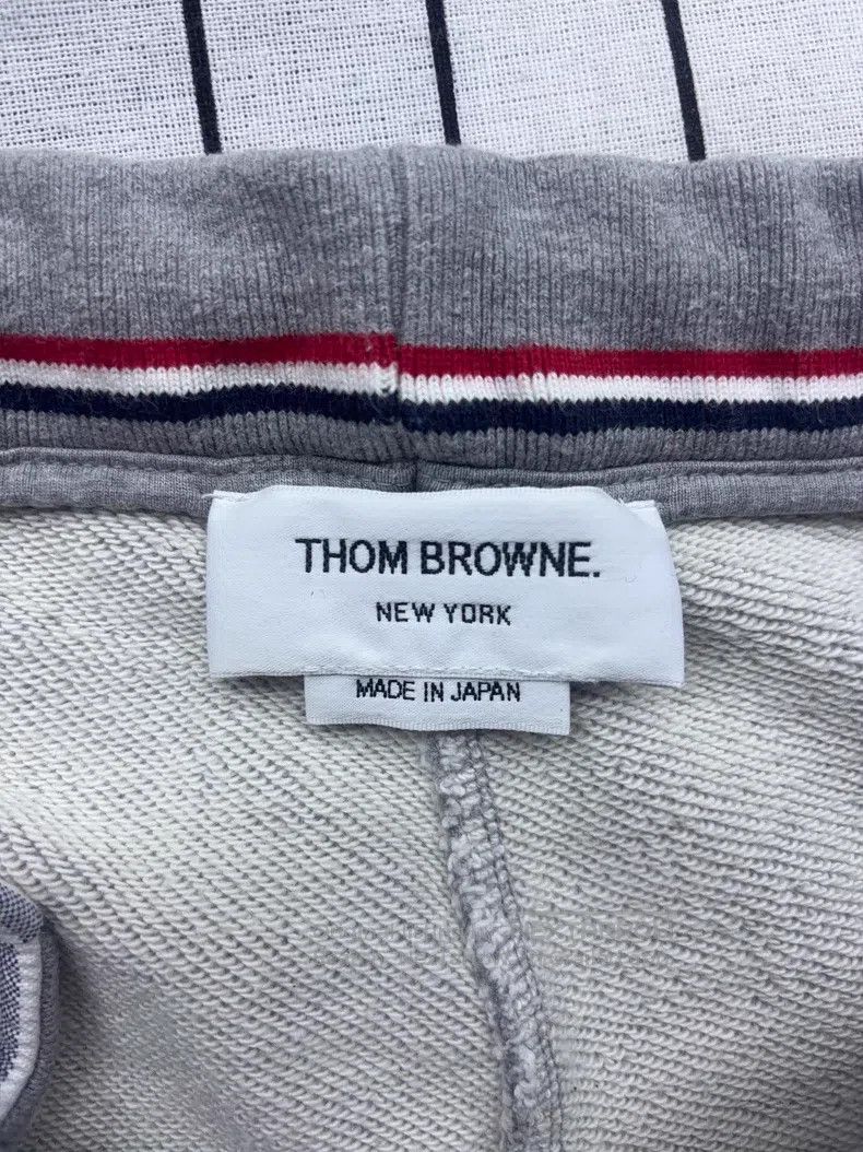 Thom Browne Thom Browne size 5 Classic preppy style four-stripe drawstr Size US 42 / EU 58 - 6 Thumbnail