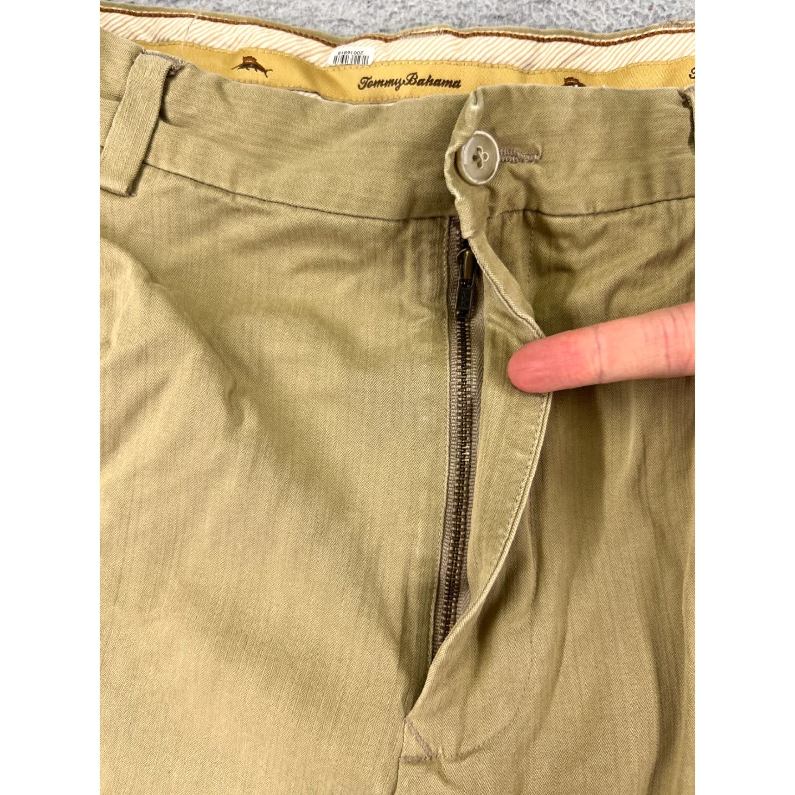Tommy Bahama VINTAGE Tommy Bahama Shorts Mens 34 Beige Pleated Silk Bermuda Beach Resort 100% Silk Quick Dry Pockets Regular Mens Size US 33 - 6 Thumbnail
