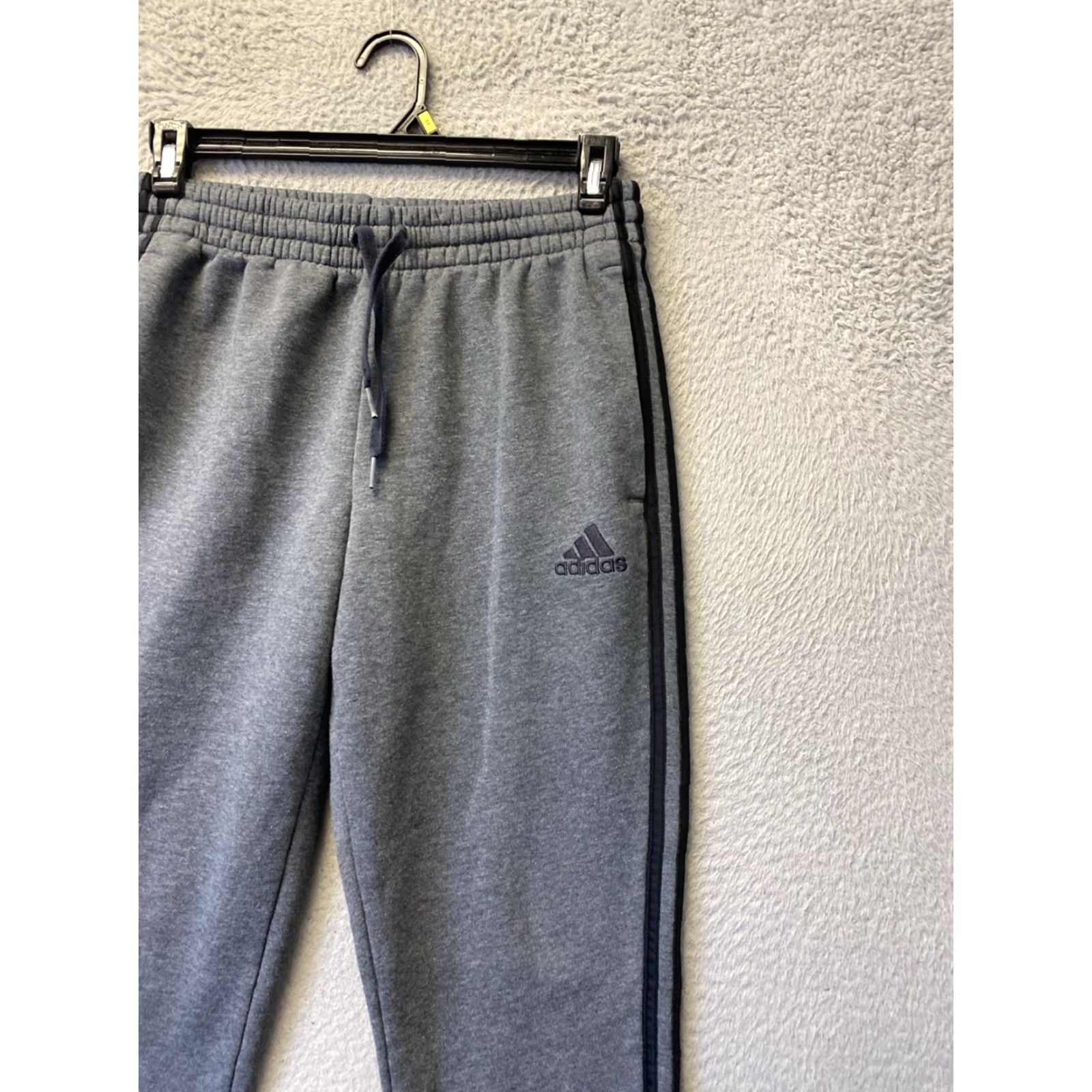 Adidas MENS ADIDAS FLEECE TAPERED CUFF JOGGER PANTS ACTIVEWEAR GRAY M 3 STRIPE Size US 31 - 2 Thumbnail