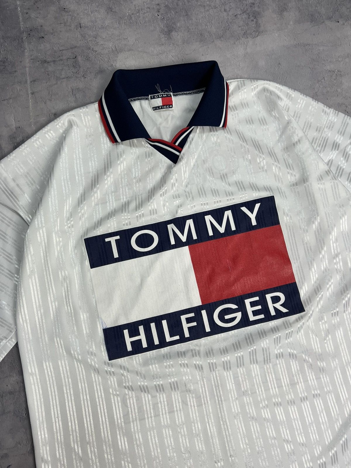 Tommy Hilfiger × Vintage Vintage Tommy Hilfiger T Shirt Big Logo Size US L / EU 52-54 / 3 - 2 Thumbnail