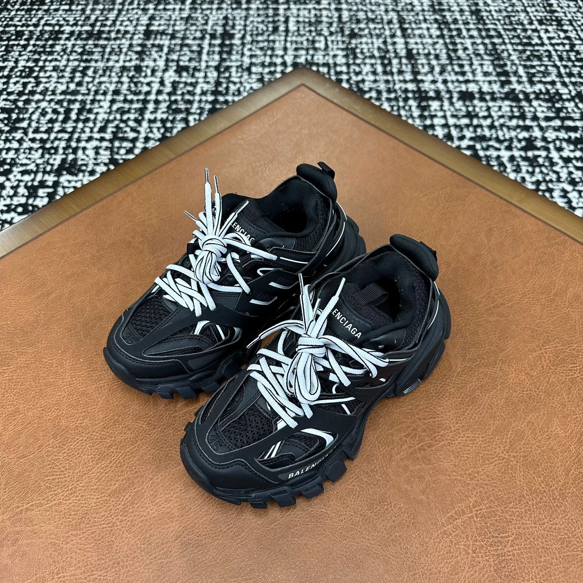 Balenciaga Balenciaga Black Lowtop Sneakers it_35 Women Size US 5 / IT 35 - 1 Thumbnail