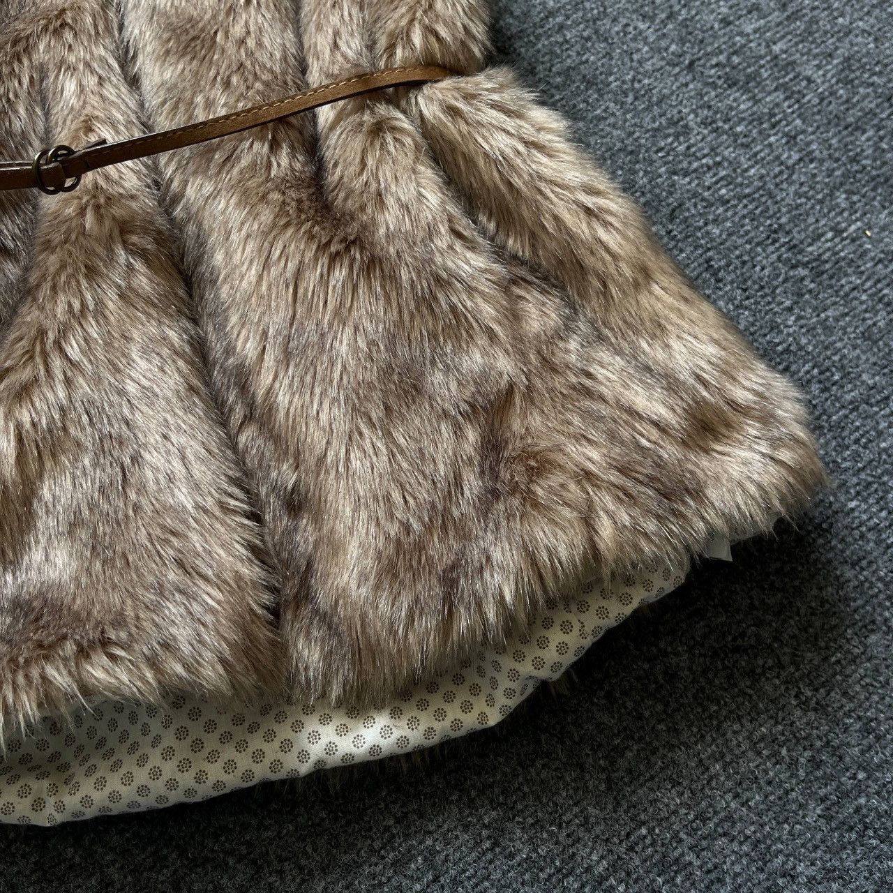 Le Grande Bleu (L.G.B.) VTG Zara Women’s Faux Fur Vest Size XS Hype Trend Staff Pick Size XS / US 0-2 / IT 36-38 - 8 Thumbnail