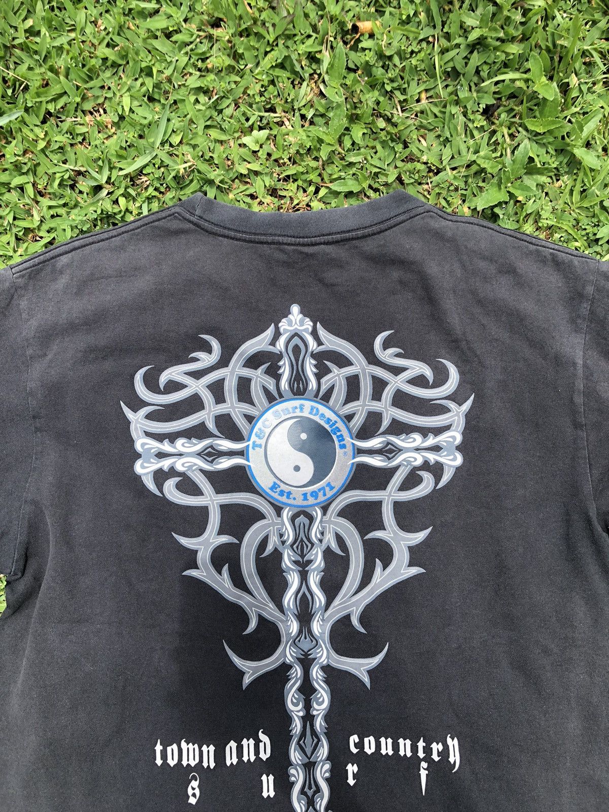 Vintage RARE Vintage Y2K Sunfaded T&C Cross Tribal Gothic Tshirt Size US L / EU 52-54 / 3 - 3 Thumbnail