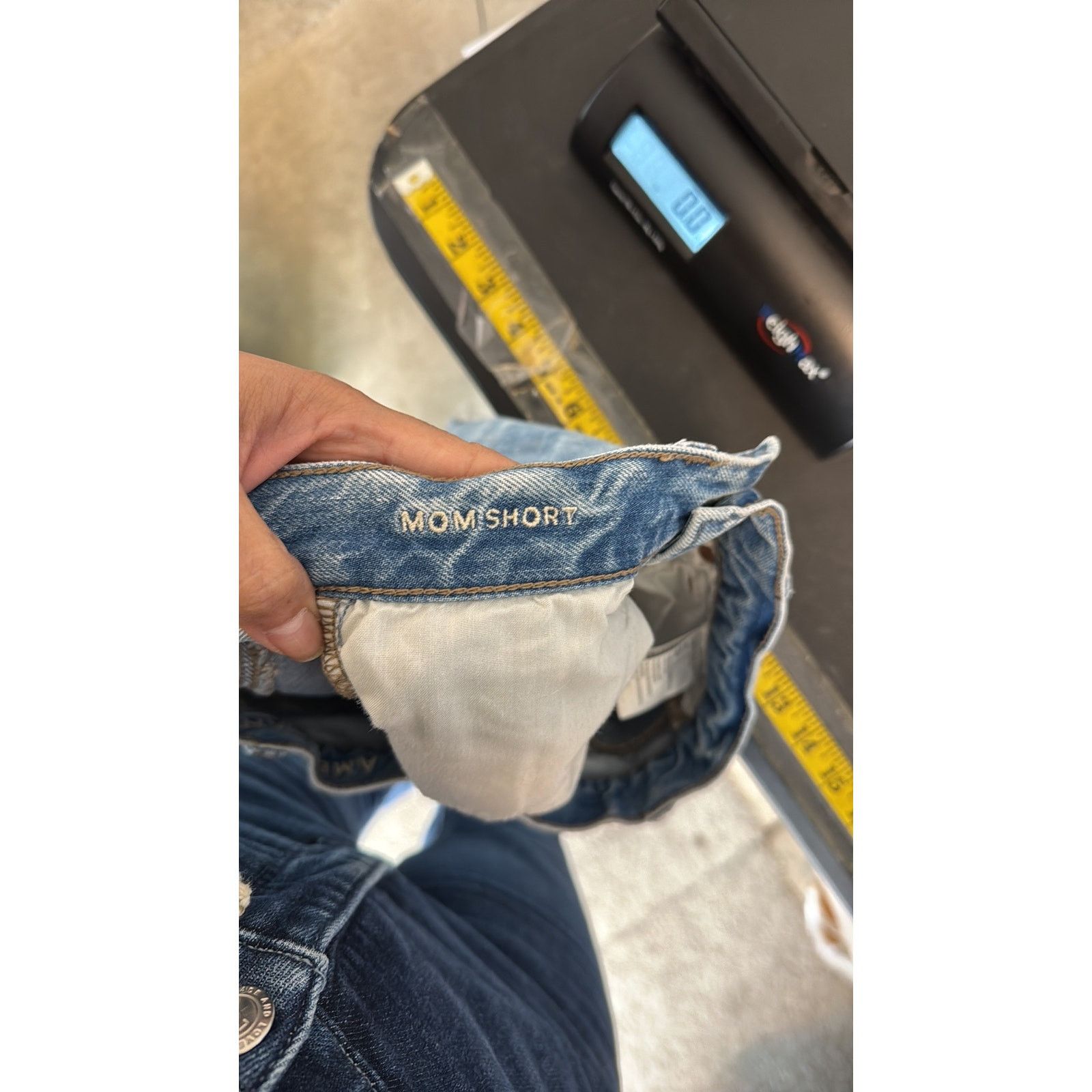 American Eagle Outfitters American Eagle mom short denim jean deconstructed size 4 Size 27" / US 4 / IT 40 - 6 Thumbnail