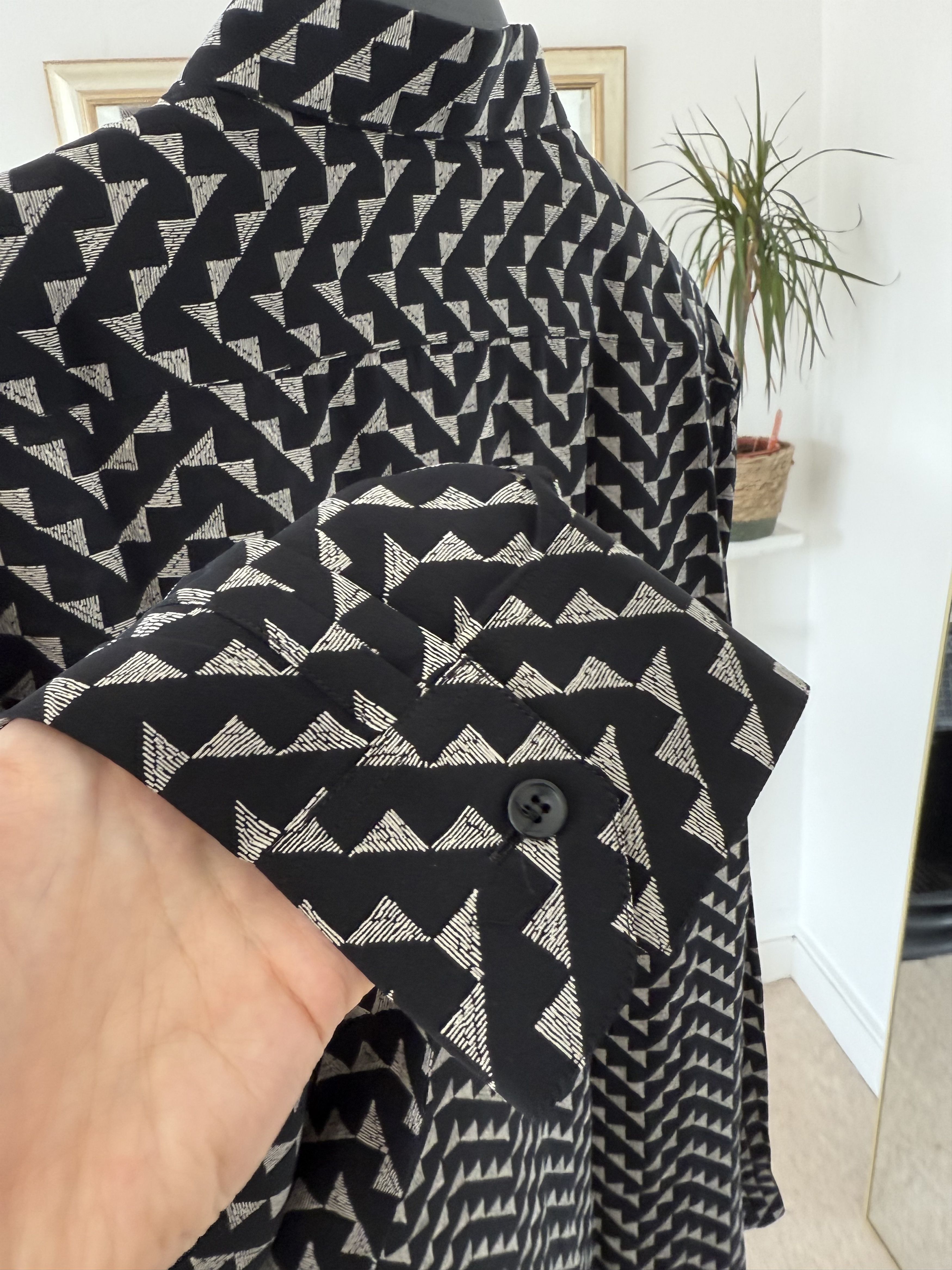 Saint Laurent Paris Saint Laurent Silk Silver Triangle Shirt Size US L / EU 52-54 / 3 - 8 Thumbnail