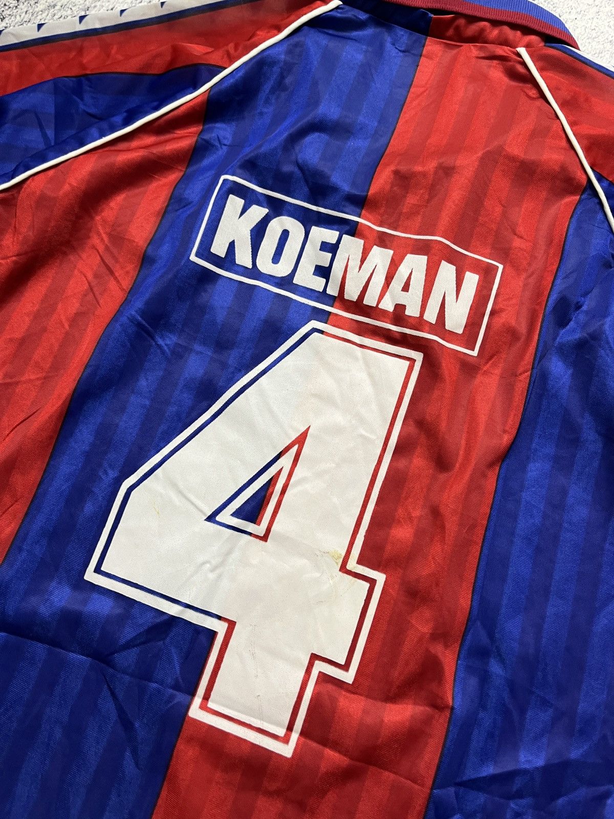 Vintage Vintage Barcelona 90’s Home Soccer Jersey Koeman #4 Size US L / EU 52-54 / 3 - 12 Thumbnail