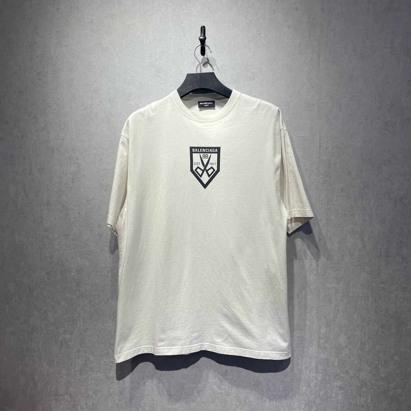 Balenciaga Balenciaga Shield Scissors Short Sleeve Tee - dmc Size US S / EU 44-46 / 1 - 1 Thumbnail
