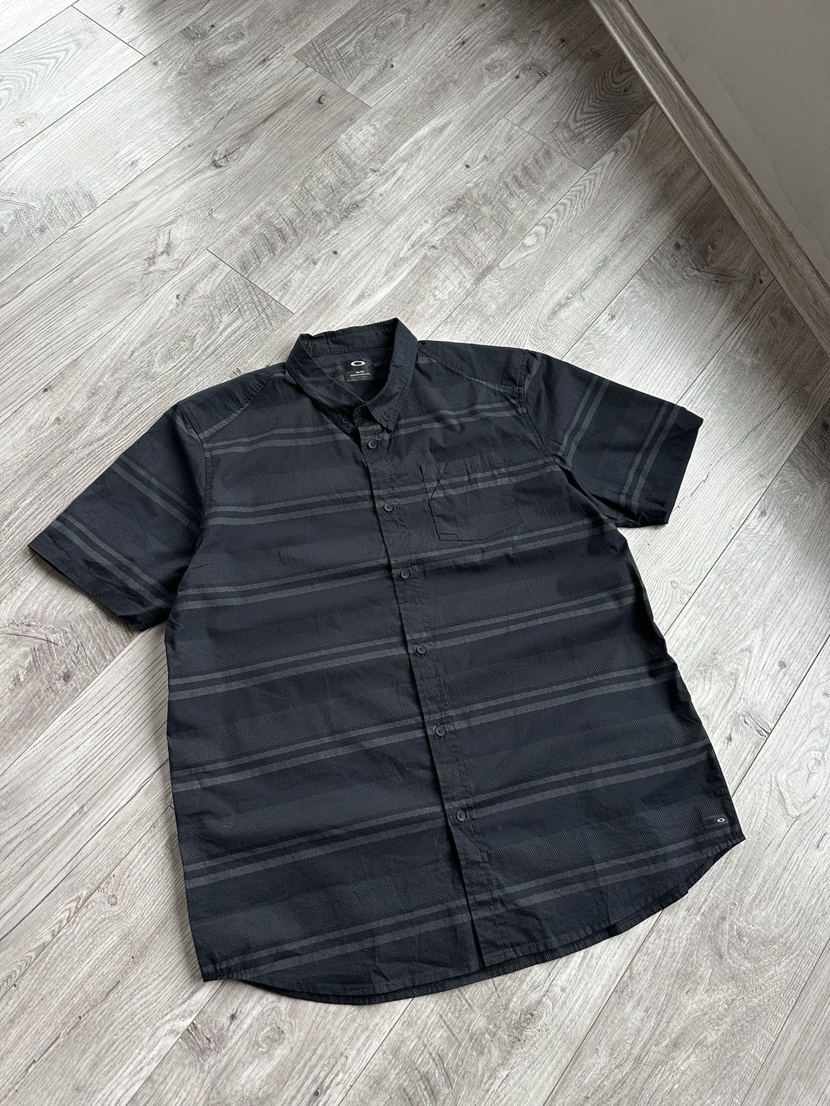 Oakley Vintage Short Sleeve black/gray men's shirt Size: XL