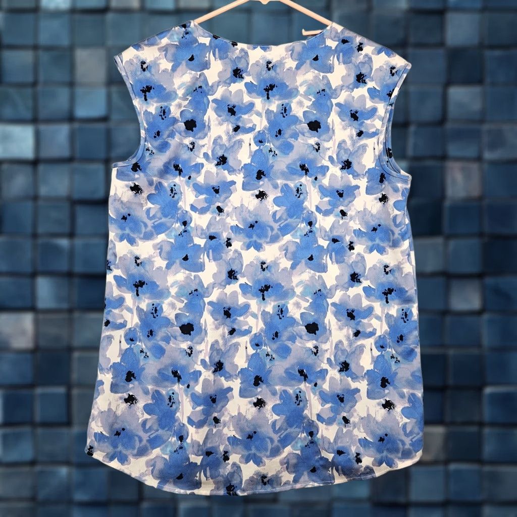 J.Crew J.CREW Blouse Women Cap Sleeve Shirttail Scoop Neck Size 6 Blue Printed Shirt Casual Satin Polyester Short Sleeve Vintage: No Mens Womens Girls? Size M / US 6-8 / IT 42-44 - 1 Thumbnail
