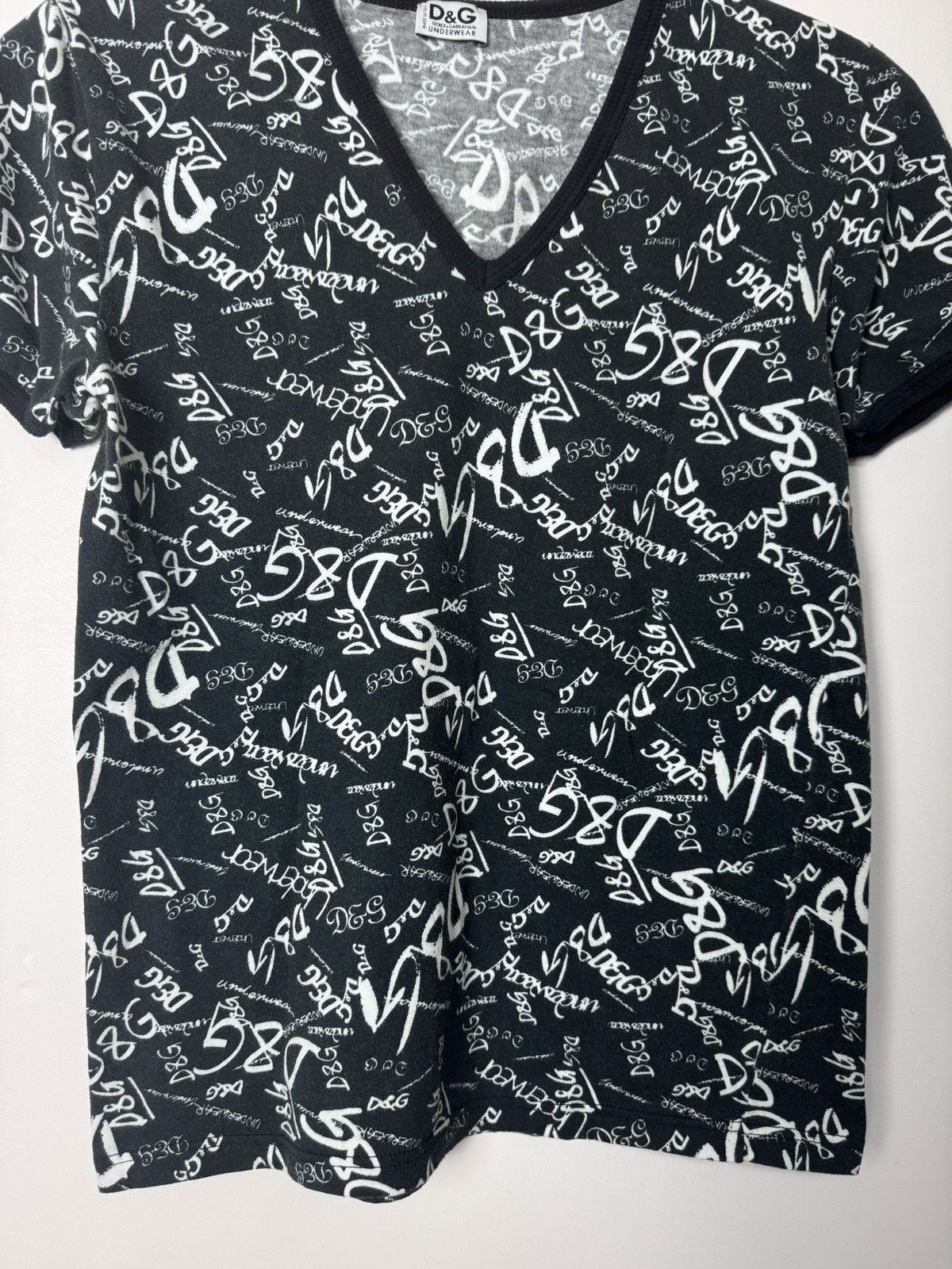 Dolce & Gabbana 00s D&G Allover Monogram V-Neck Tee archive Luxury Designer Size M / US 6-8 / IT 42-44 - 4 Thumbnail