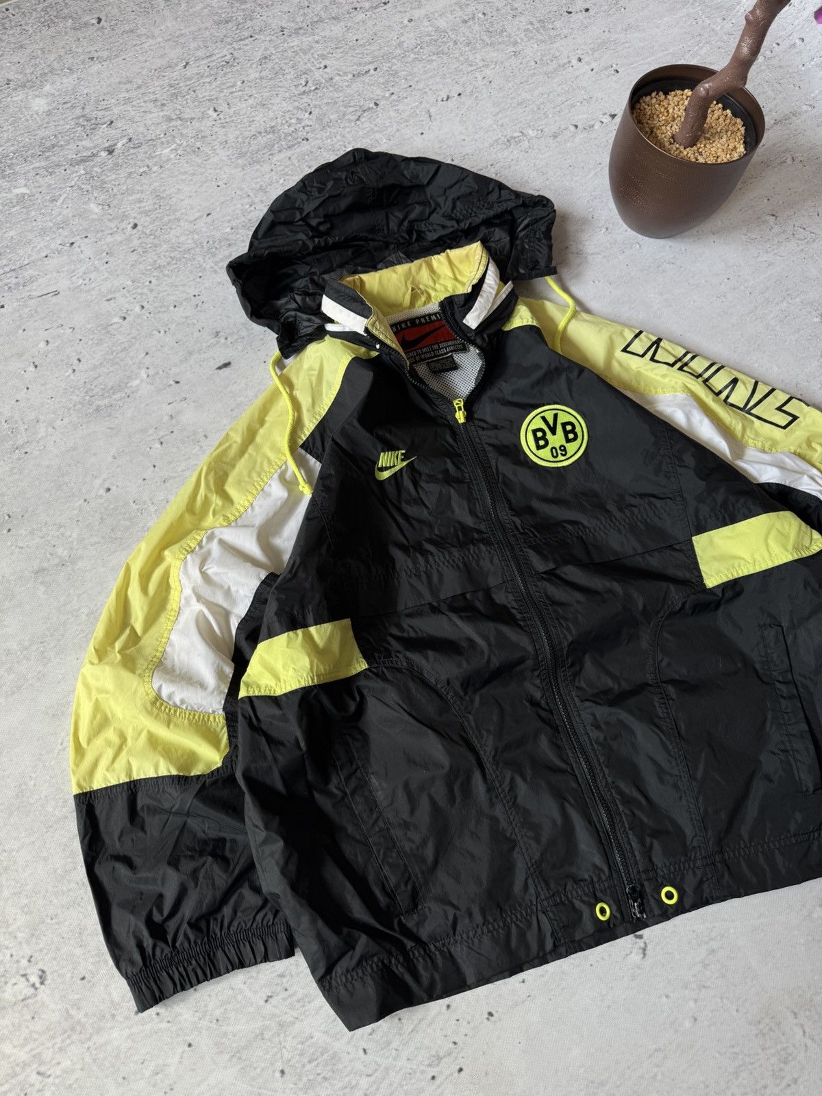 Japanese Brand × Nike × Vintage NIKE BORUSSIA DORTMUND VINTAGE BASIC LOGO BAGGY LIGHT JACKET Size US L / EU 52-54 / 3 - 3 Thumbnail