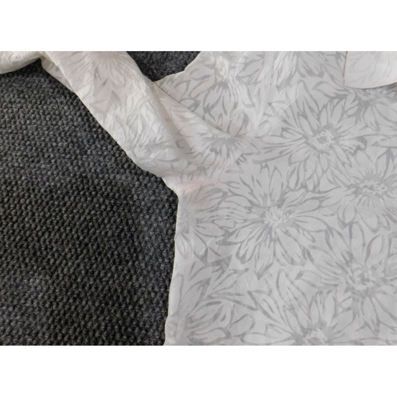 Vintage Susan Graver Button-Up Shirt Womens Large White Floral Sheer Knit Polyester Casual Long Sleeve Collared Size L / US 10 / IT 46 - 7 Thumbnail