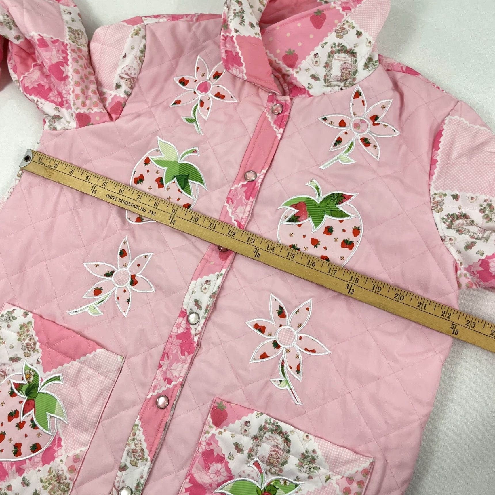 Dolls Kill Dolls Kill x Strawberry Shortcake Jacket Womens Small Pink Quilted Extra Serving Quilted Jacket Style Pocket Collared Lightweight Vintage: No Size S / US 4 / IT 40 - 4 Thumbnail