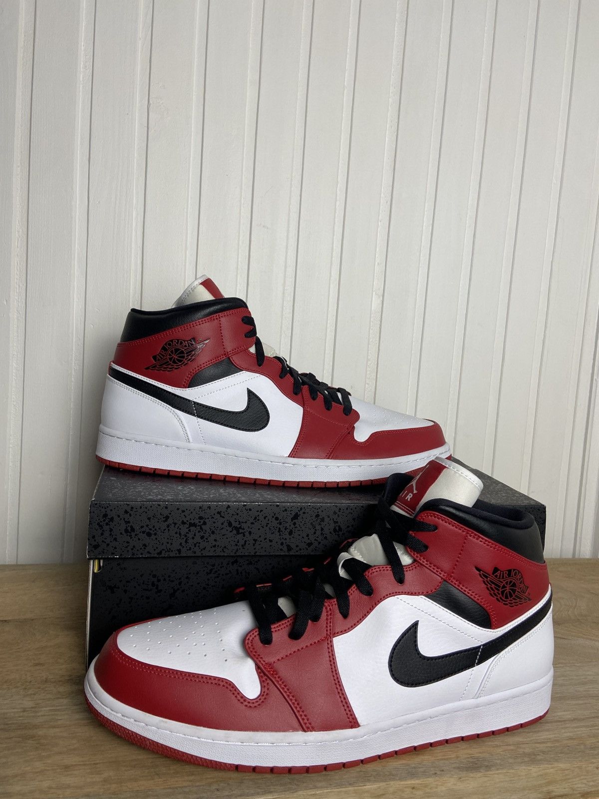 Jordan Brand New Jordan 1 Mid Chicago (2020) Size 15US Size US 15 / EU 48 - 9 Thumbnail