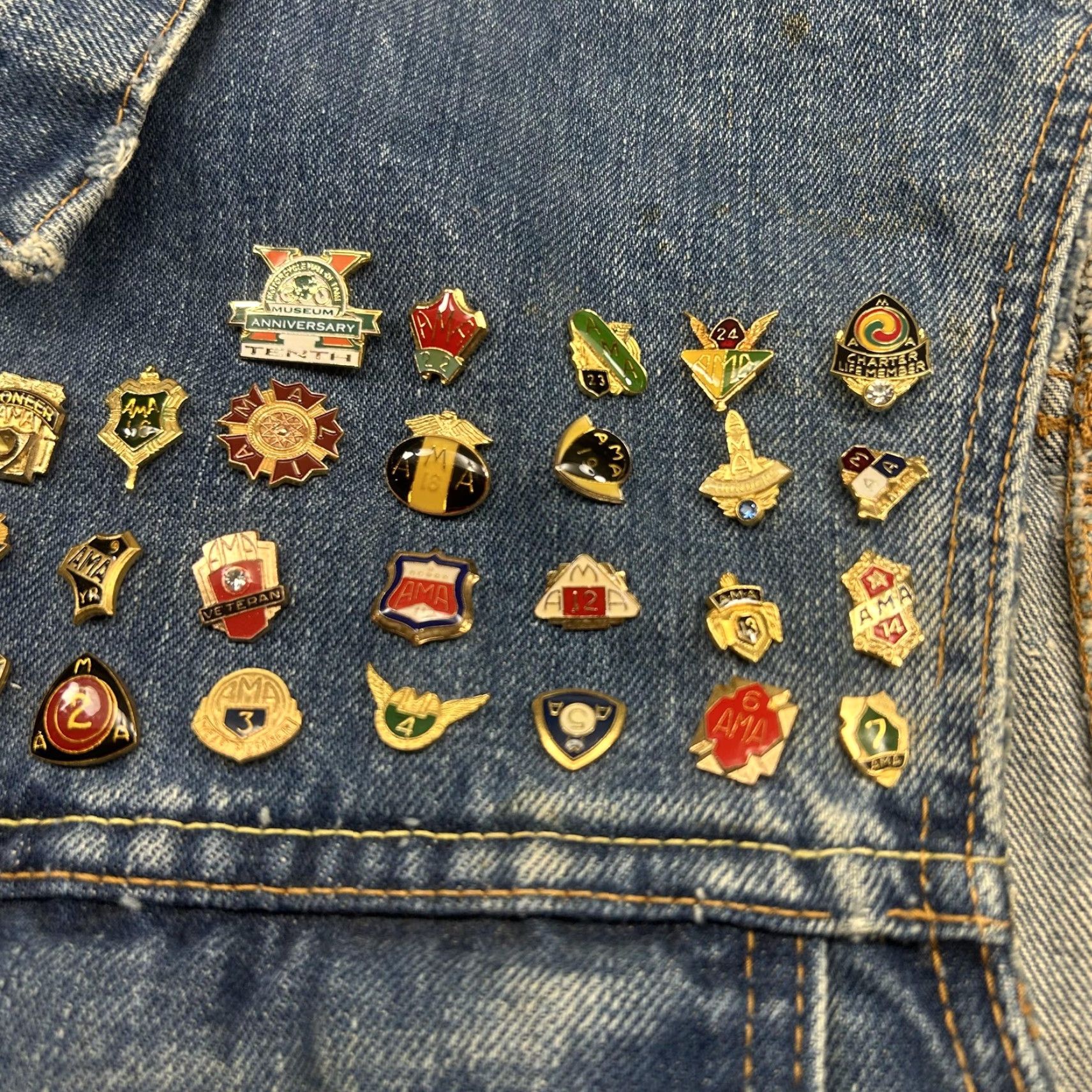 Levi's VINTAGE Levi's Denim Vest Biker Shirt Mens 44 Regular Blue 60s Patch Pins Motorcycle Leather Waistband Patch Embroidered Button Front Size US S / EU 44-46 / 1 - 7 Thumbnail