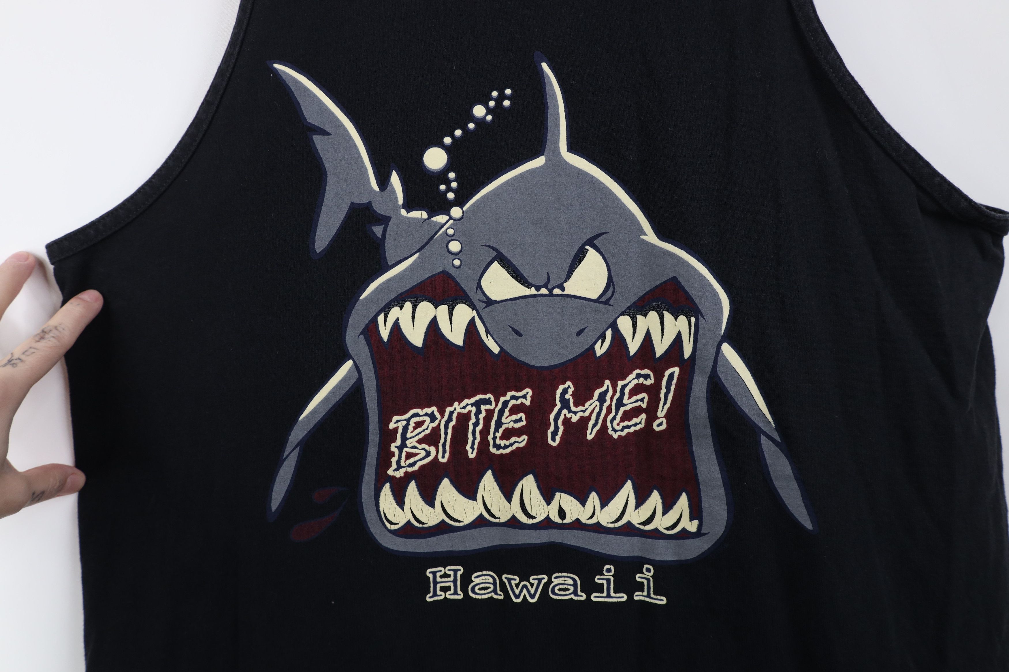 Vintage Vintage 90s Streetwear Shark Bite Me Hawaii Tank Top T-Shirt Size US L / EU 52-54 / 3 - 10 Thumbnail