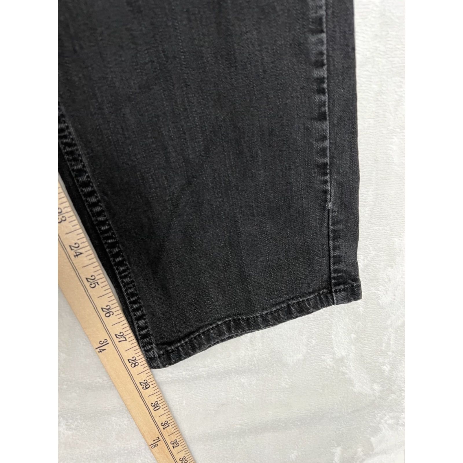 Levi's VINTAGE Levi’s 559 Black Denim Jeans 32x29 Relaxed Straight 5-Pocket Mens Jeans Black USA Logo 90s USA 559 Fits 32x29 Size US 32 / EU 48 - 2 Thumbnail