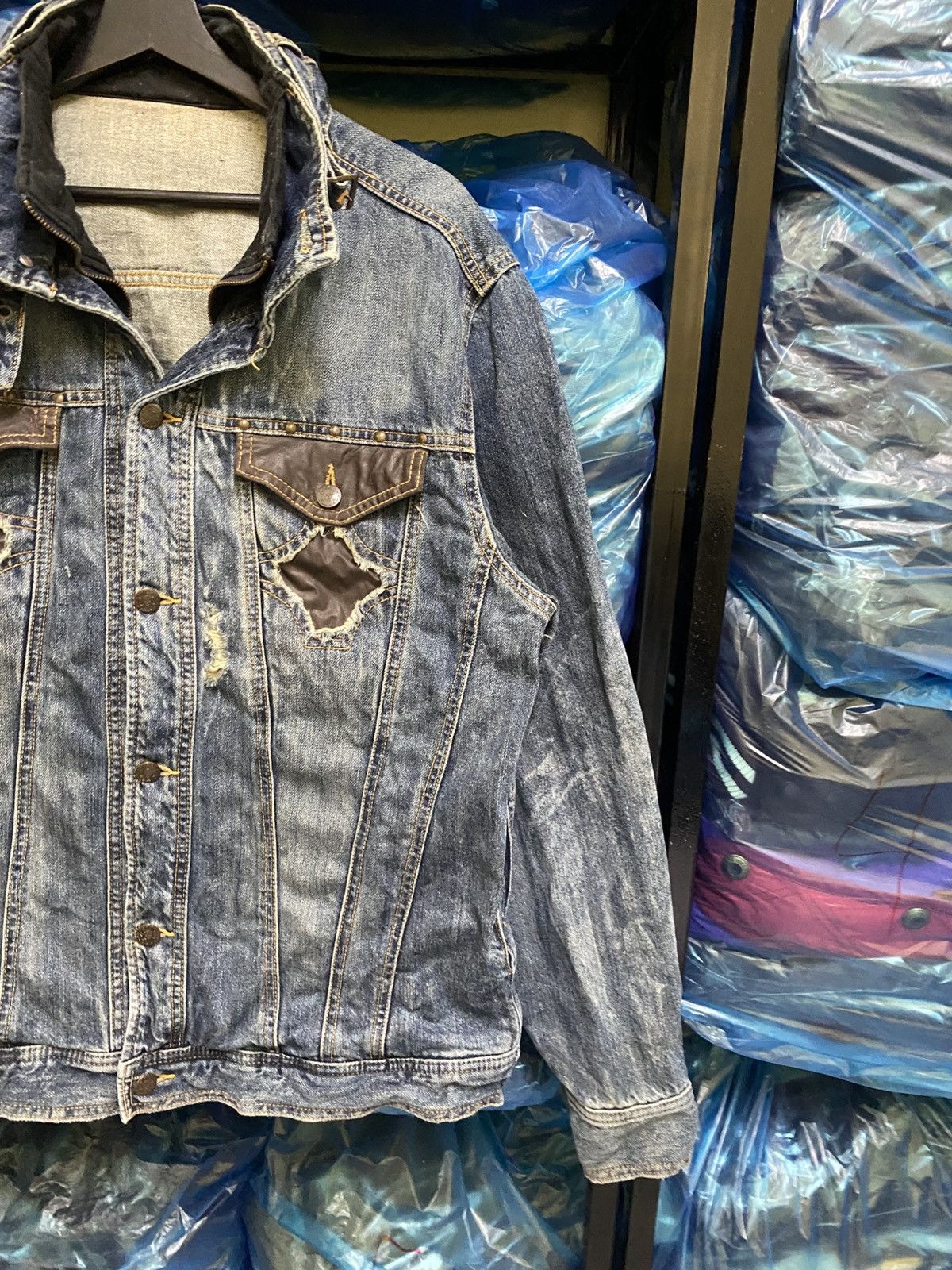 Japanese Brand Vintage Distressed Denim Jacket with Western Pocket Trim Size US L / EU 52-54 / 3 - 6 Thumbnail
