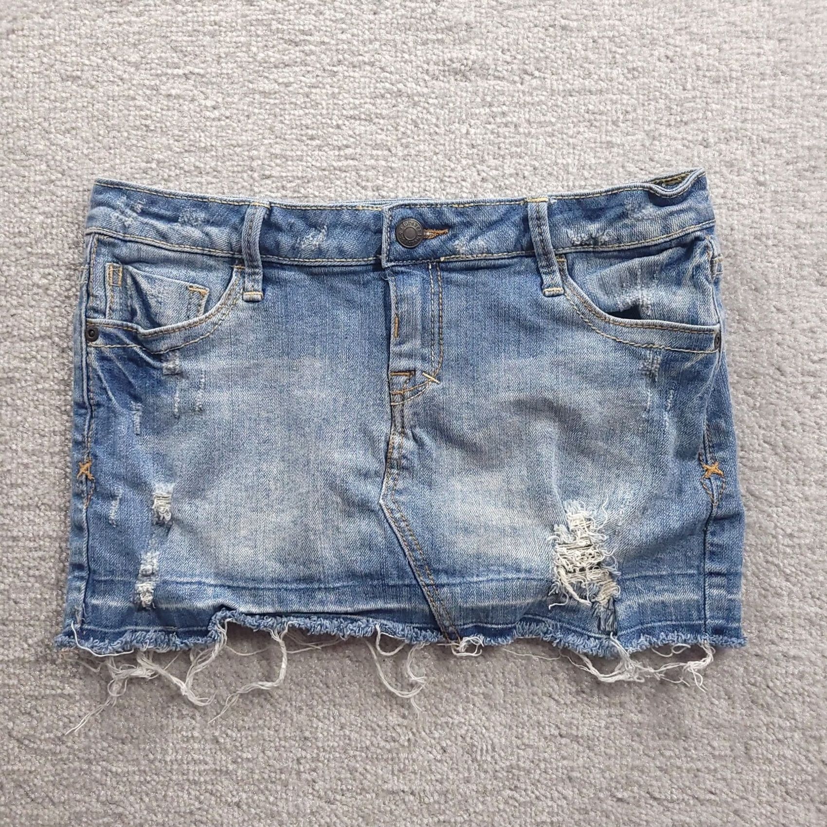Forever 21 Forever Twenty One Womens Mini Skirt Denim Distressed Raw Hem Stretch Medium Blue Structuring: Skirt Womens Mini Casual Denim Blue 90s? Size 32" / US 10 / IT 46 - 2 Thumbnail