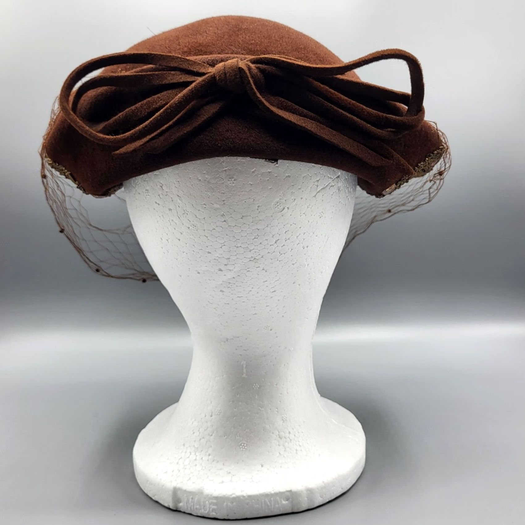 FELT VINTAGE Ladies Brown Beaded Felt Velour Hat With Netting Bow, 1950s, Original, Unbranded, Womens Size ONE SIZE - 5 Thumbnail