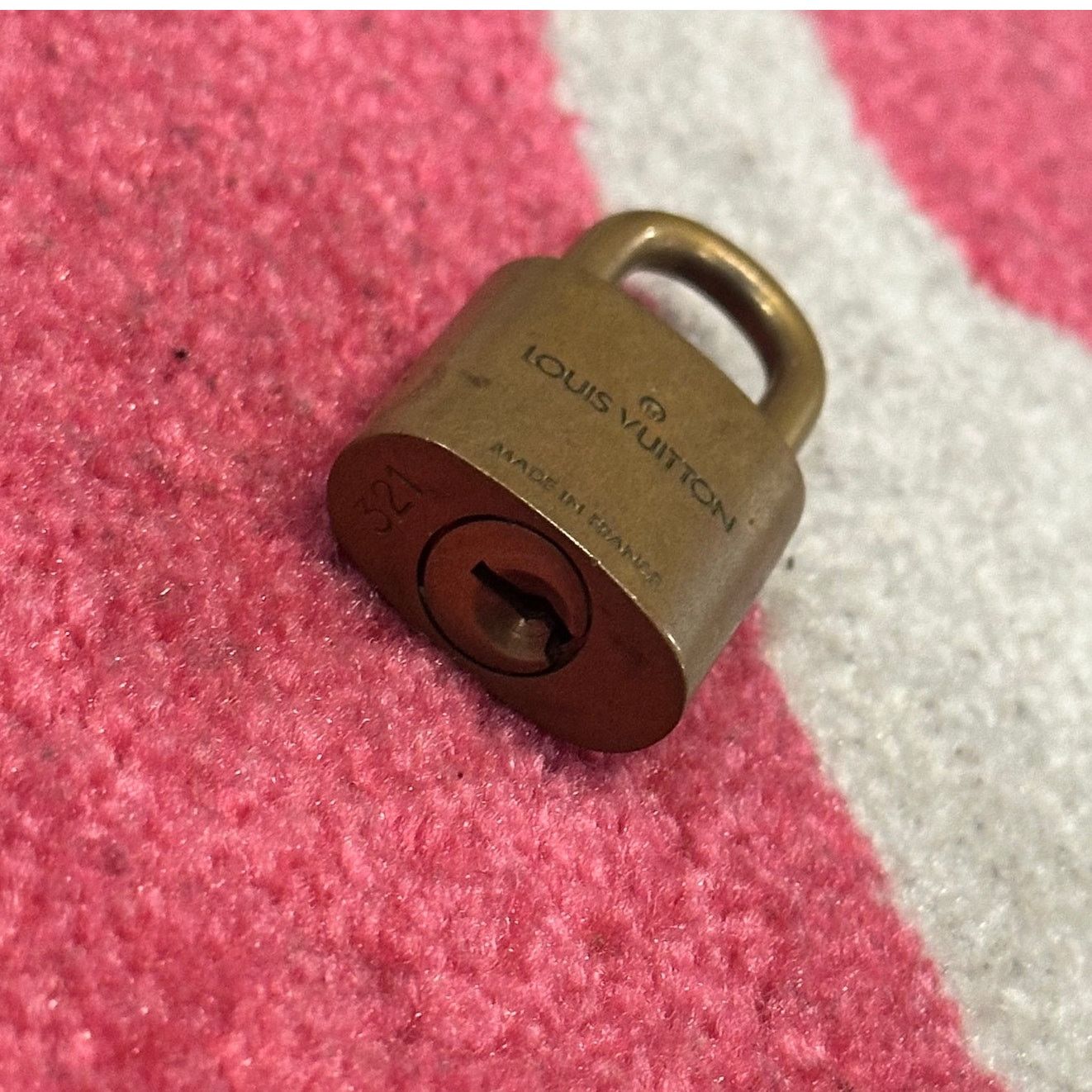 & Other Stories Louis Vuitton Brass Lock – No Key Size ONE SIZE - 4 Thumbnail