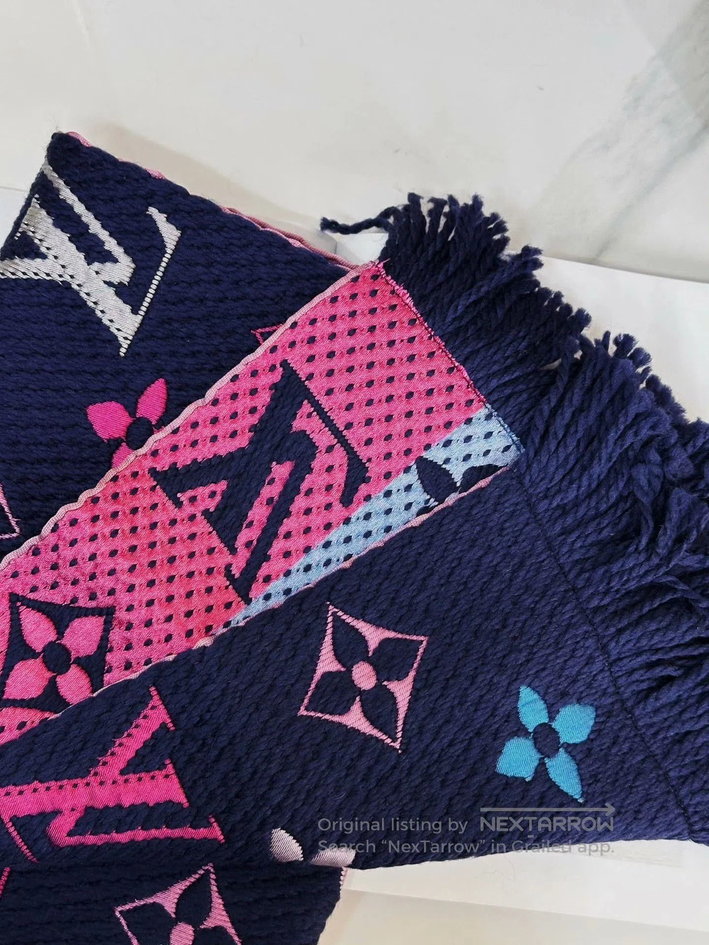Louis Vuitton LV Logo Print Fringe Scarf. Size ONE SIZE - 5 Thumbnail