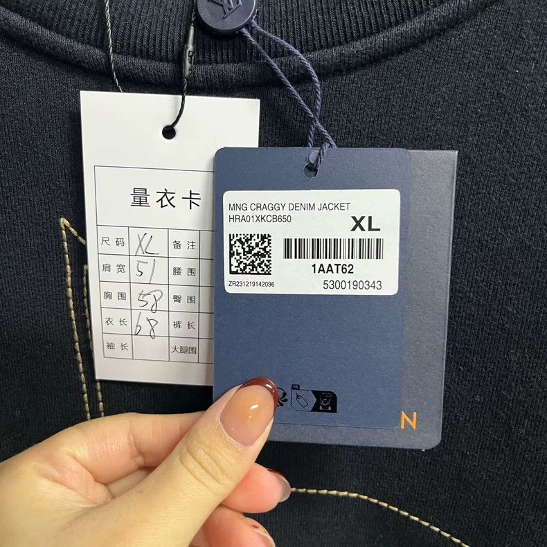 Louis Vuitton Louis Vuitton Black Logo printed pullover sweatshirt Size US XL / EU 56 / 4 - 4 Thumbnail