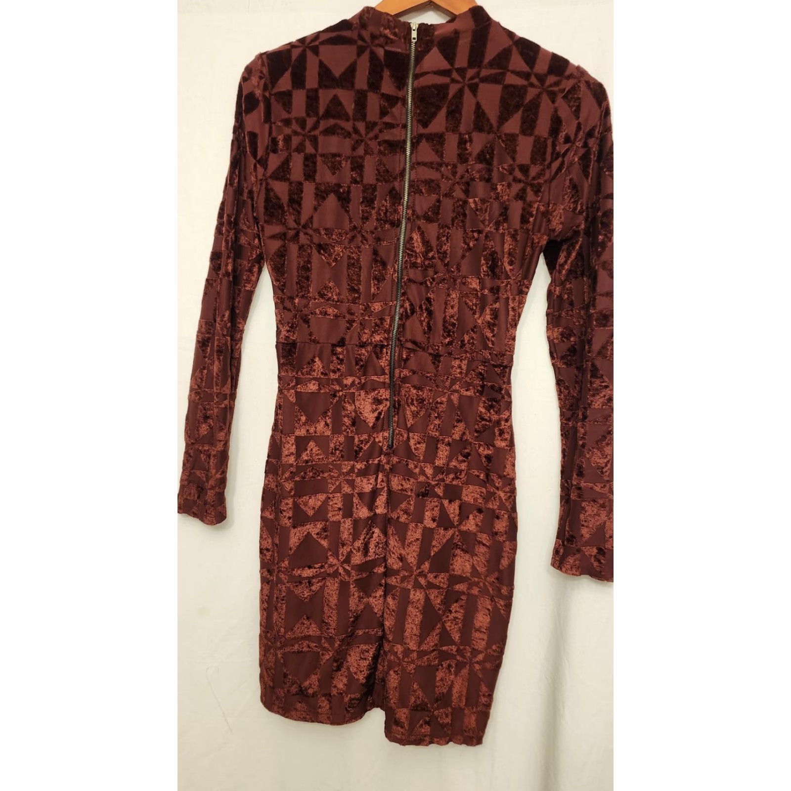 Velvet Material Girl Burgundy Velvet Geometric Long Sleeve Dress Womens L Party/Cocktail Mock Neck Zip Short Junior Size L Size L / US 10 / IT 46 - 4 Thumbnail