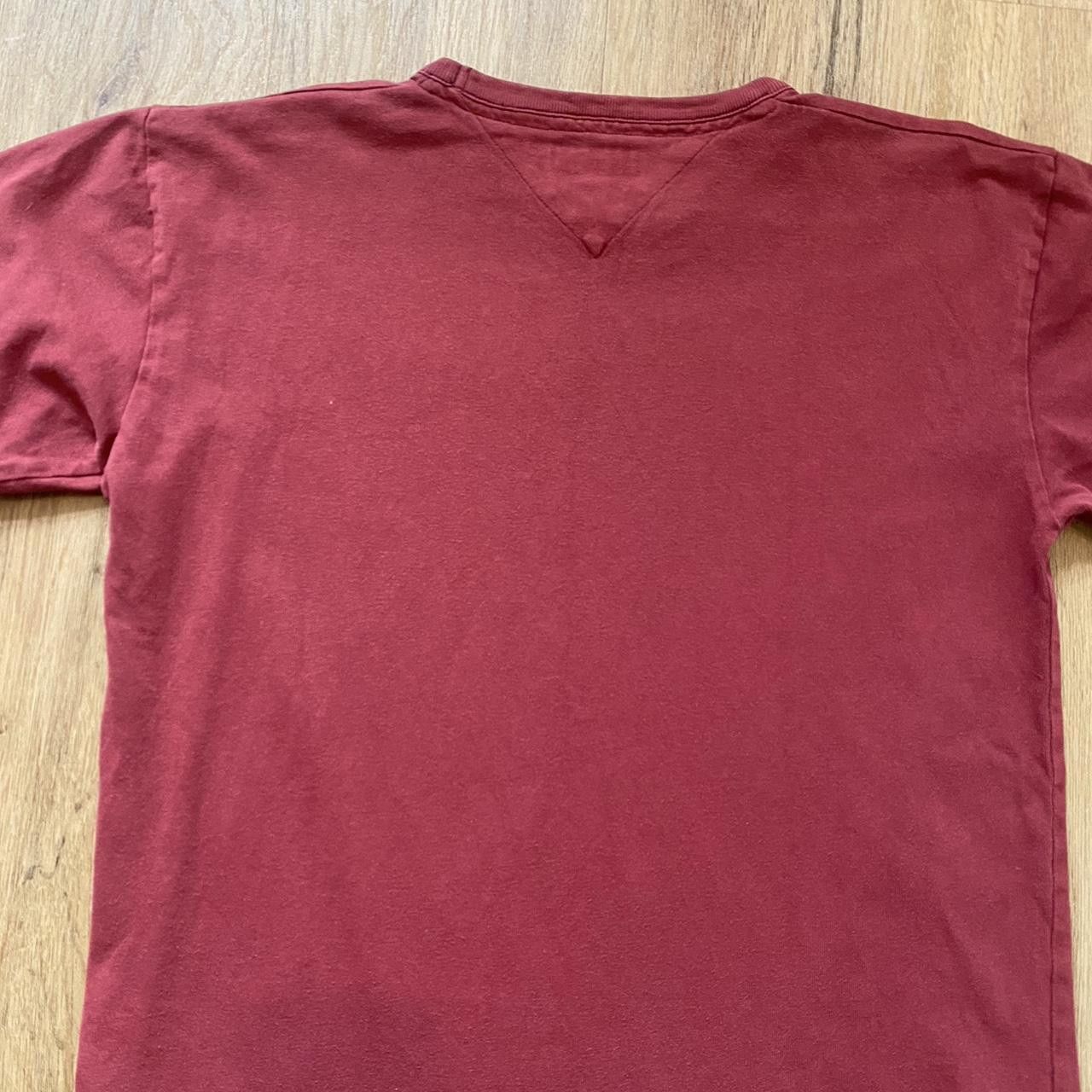Tommy Hilfiger Tommy Hilfiger burgundy and gold t-shirt Size US S / EU 44-46 / 1 - 3 Thumbnail