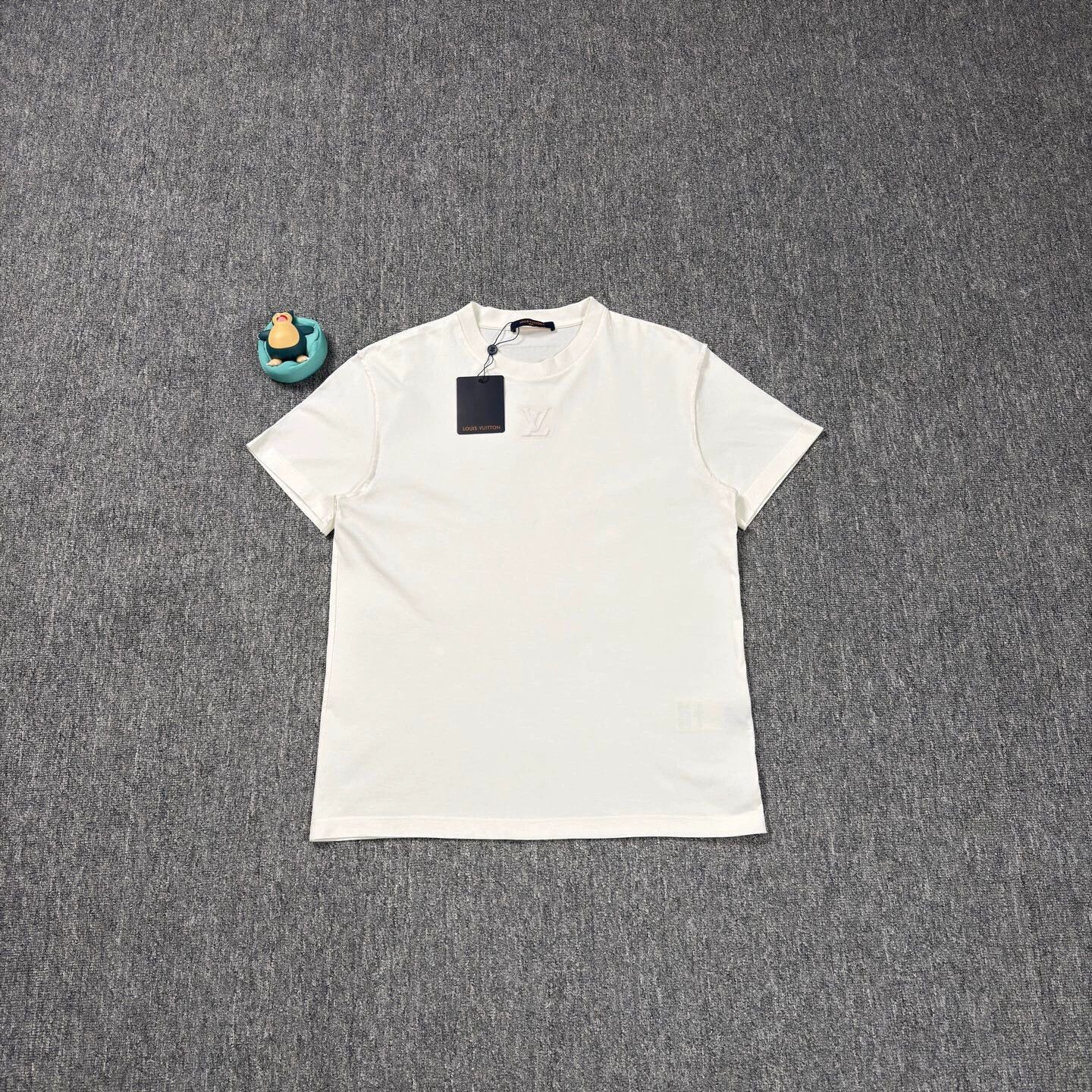 Louis Vuitton LV 25 White Embossed SS Tee M Near New Size US M / EU 48-50 / 2 - 1 Thumbnail
