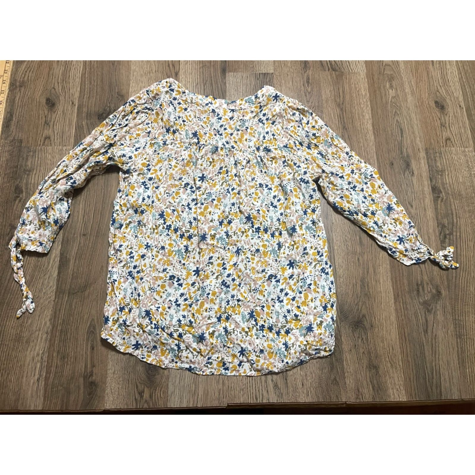 Cynthia Rowley Cynthia Rowley Shirt Women's Size Small Floral V-neck 3/4 Sleeve Multicolor Casual T-Shirt Womens Size S / US 4 / IT 40 - 2 Thumbnail