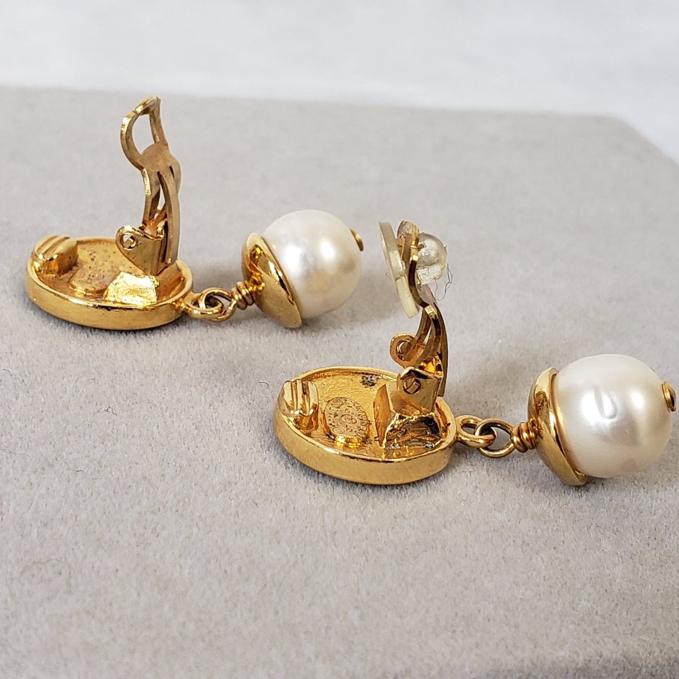 Chanel Chanel Paris CC Faux Pearl Dangle Clip On Size ONE SIZE - 16 Thumbnail