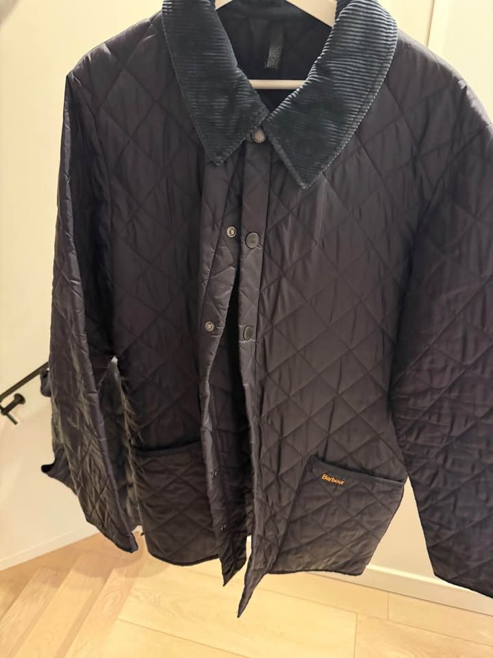 Barbour Barbour Liddesdale Quilted Jacket (Navy, Medium) Size US M / EU 48-50 / 2 - 4 Thumbnail