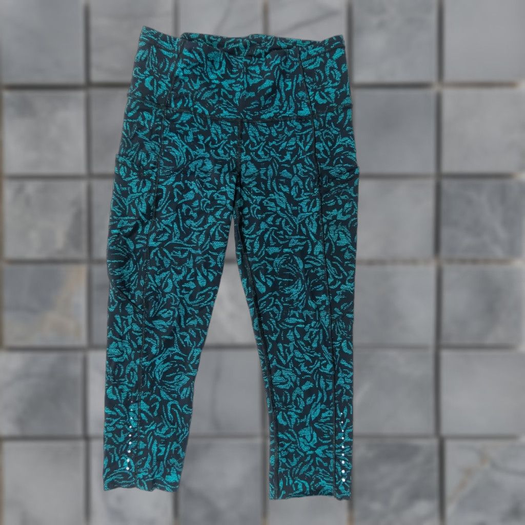 Lululemon Lululemon Leggings Women Size 6 Blue Cropped Stretch Activewear Yoga Gym Pants Ladies/ Women's Cropped Leggings Size 6 Blue Stretch Activewear Yoga Size 28" / US 6 / IT 42 - 1 Thumbnail