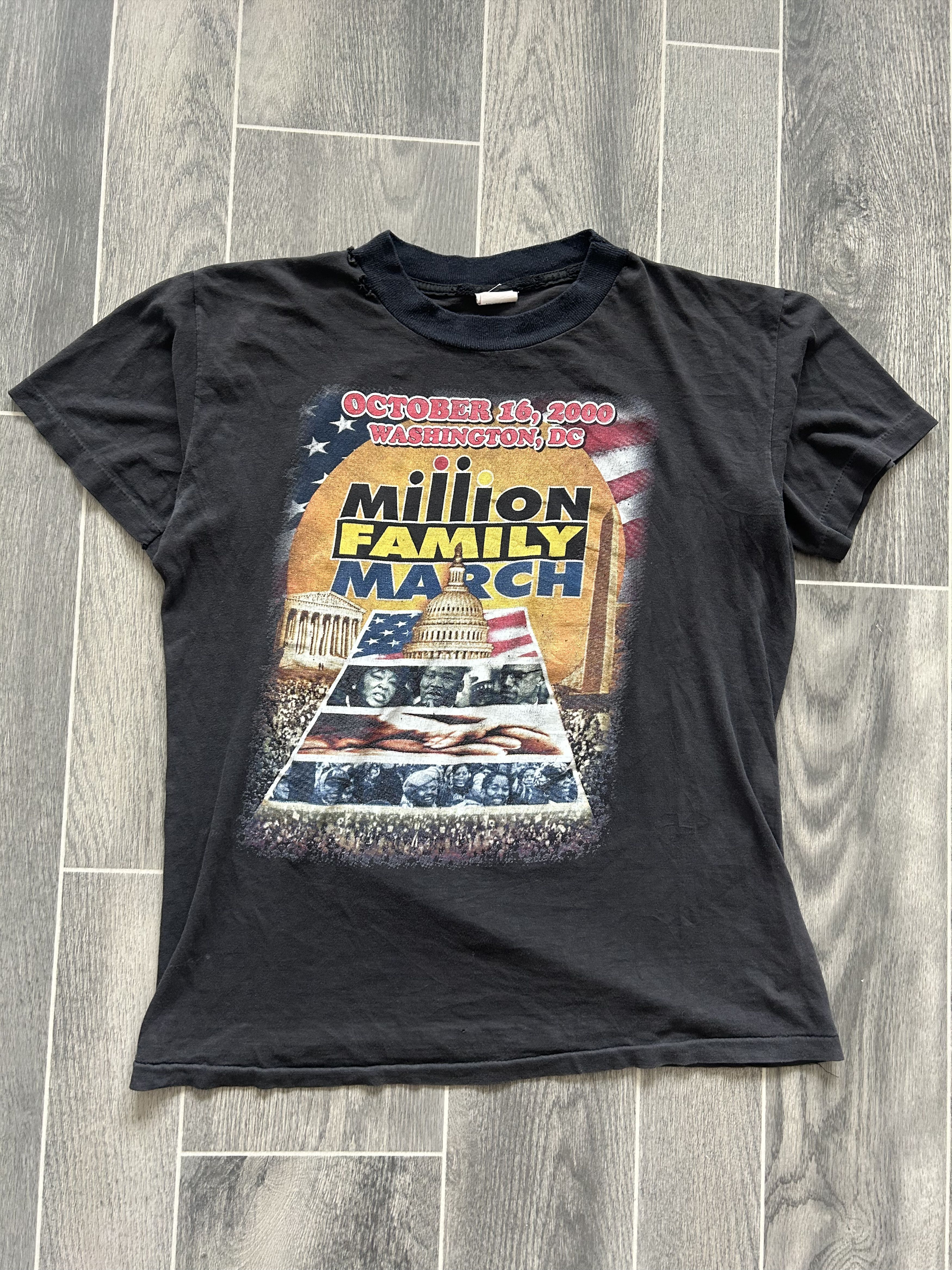 Vintage Vintage 2000 Million Family March T-Shirt Size US L / EU 52-54 / 3 - 1 Thumbnail