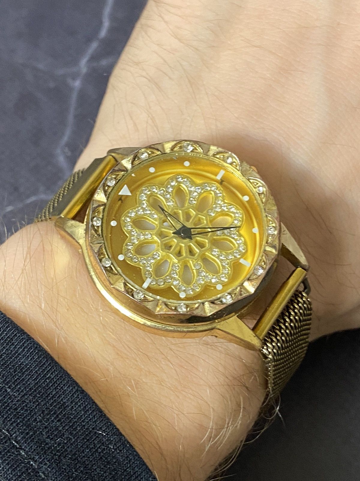 Japanese Brand Vintage Spinning Flower Dial Watch Size ONE SIZE - 6 Thumbnail