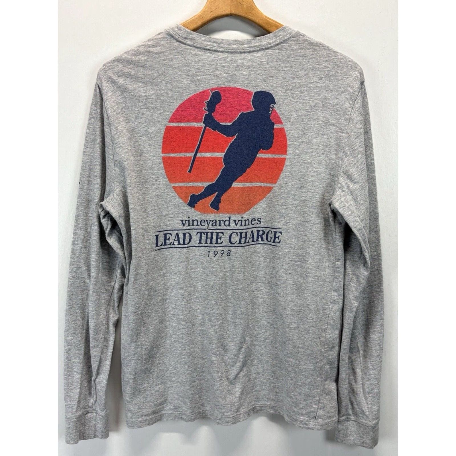 Vineyard Vines Vineyard Vines Graphic Print Long Sleeve T-Shirt Men's Medium Gray Lead The Charge Size US M / EU 48-50 / 2 - 4 Thumbnail