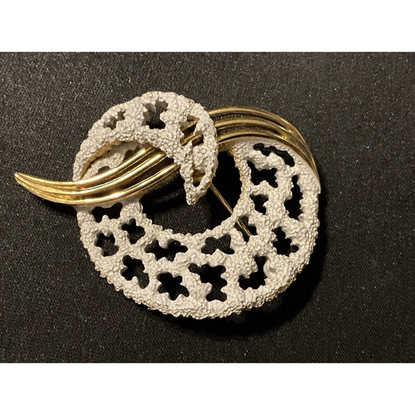 Other Crown Trifari White Enamel, Gold Tone Swirl Vintage Brooch Size ONE SIZE - 2 Thumbnail