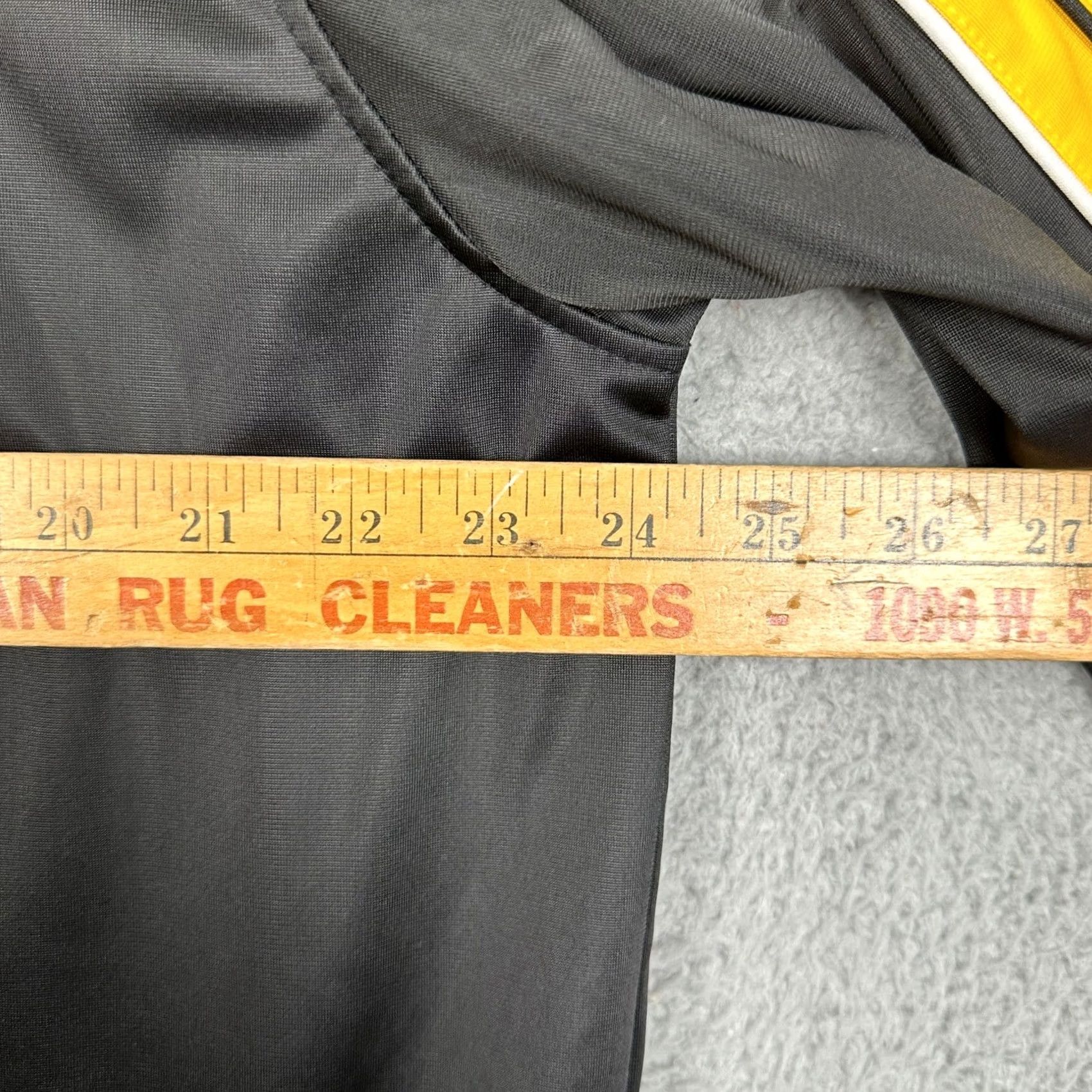 Vintage GIII Iowa Hawkeyes Track Jacket Men L Black Yellow Full Zip Fleece Lined Cropped Polyester Breathable University Size US L / EU 52-54 / 3 - 7 Thumbnail