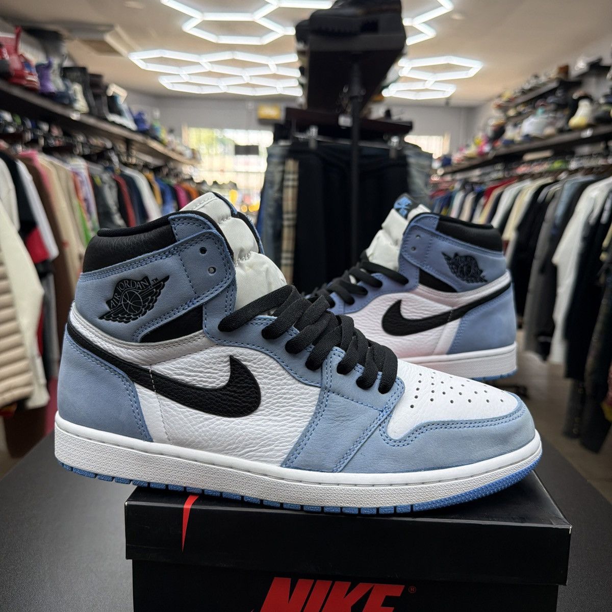 Jordan Brand Air Jordan 1 Retro High OG University Blue size 10.5 mens Size US 10.5 / EU 43-44 - 4 Thumbnail