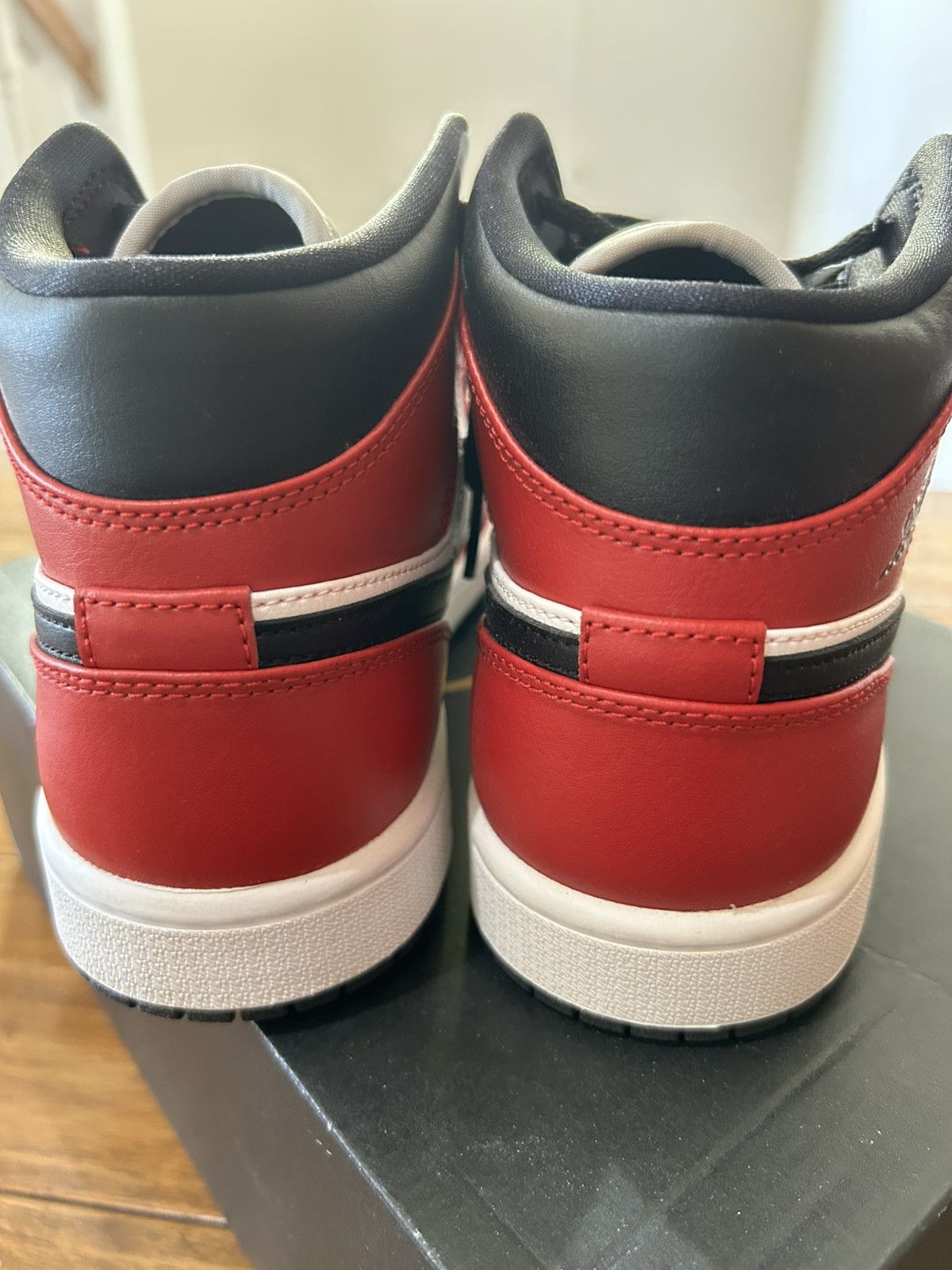 Jordan Brand Jordan 1 Mid Chicago Toe Black/Gym Red 554724 069 Size US 7.5 / EU 40-41 - 8 Thumbnail