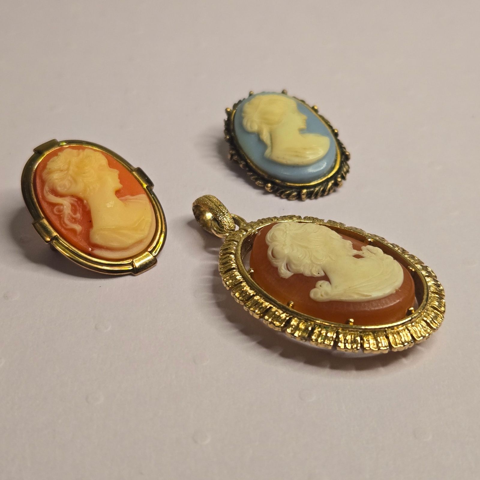 Vintage Vintage Cameo Brooch Pendant Ornate Gold Tone Frame Estate Size ONE SIZE - 4 Thumbnail