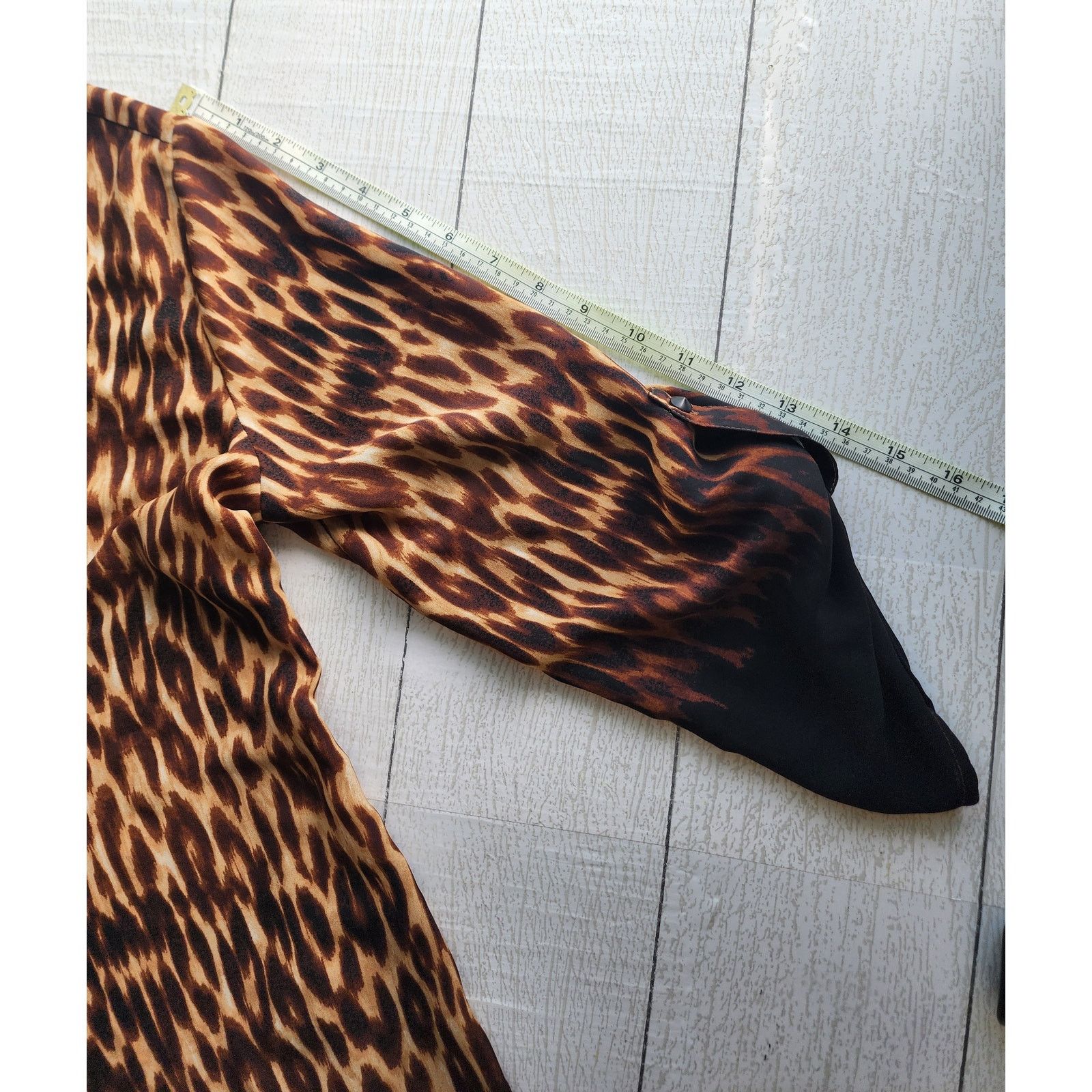 Other Cato Est. 1946 Leopard Print V-Neck Blouse Roll Tab Sleeves Size M / US 6-8 / IT 42-44 - 12 Thumbnail
