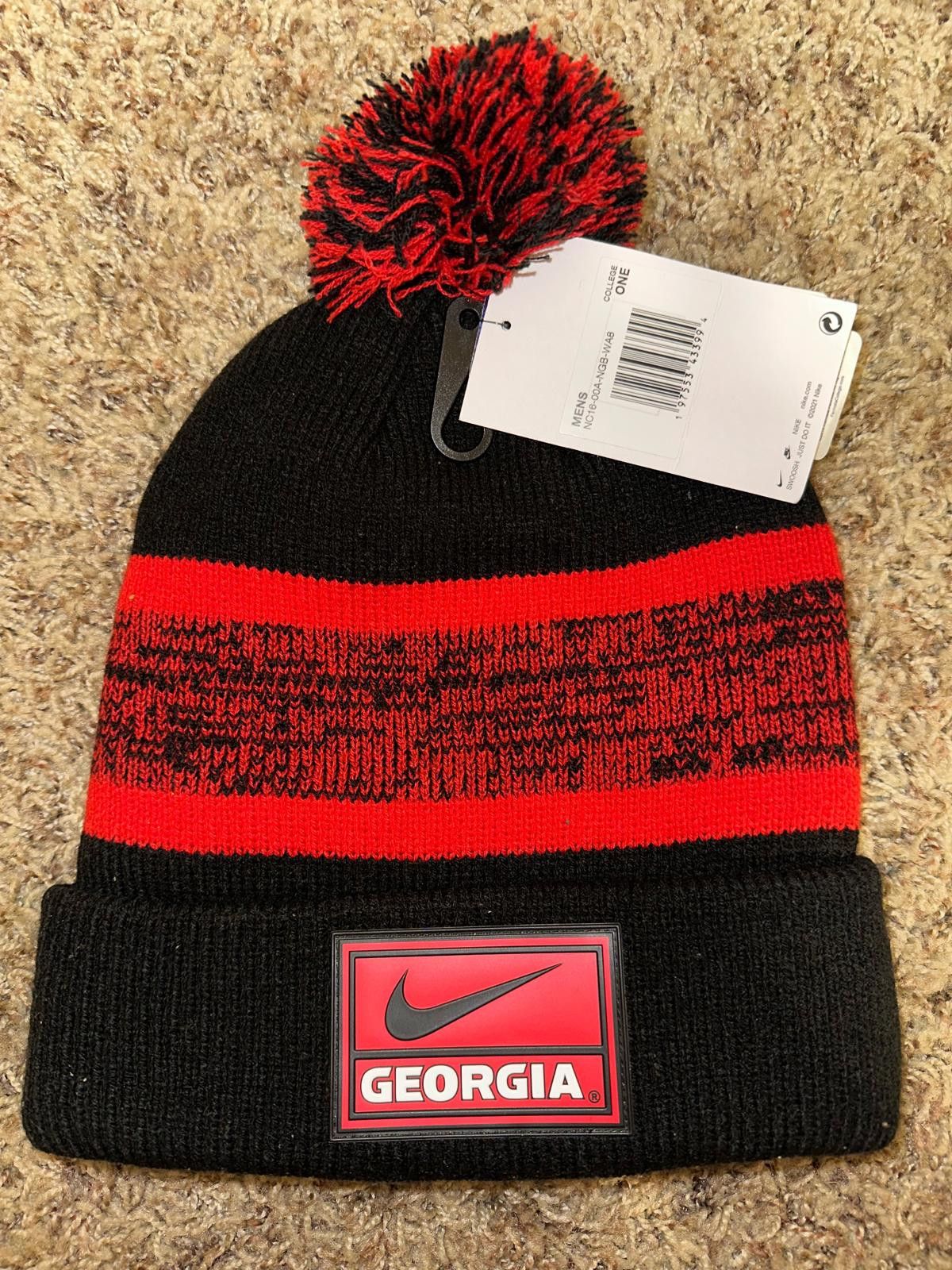 Nike Nike Men’s Black Georgia Bulldogs On-Field Peak Cuffed Knit Hat with Pom Sample Size ONE SIZE - 1 Thumbnail