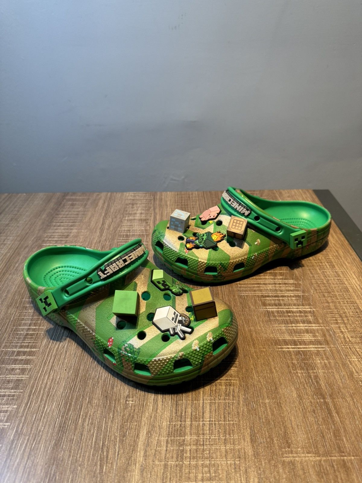 Crocs Minecraft Crocs Junior 5 Womens Size 7 Shoes Size US 5 / EU 37 - 2 Thumbnail