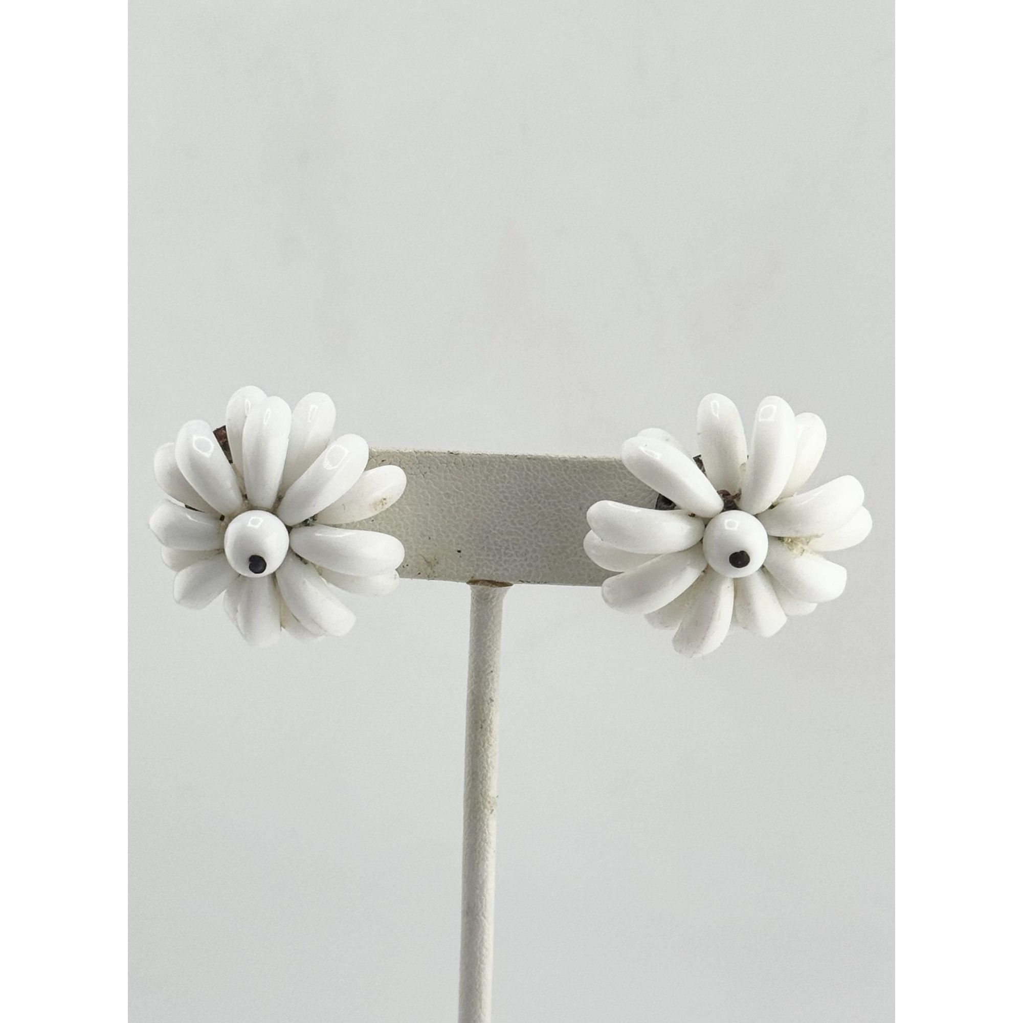 Vintage Vintage white milk glass flower screw back earrings Size ONE SIZE - 3 Thumbnail