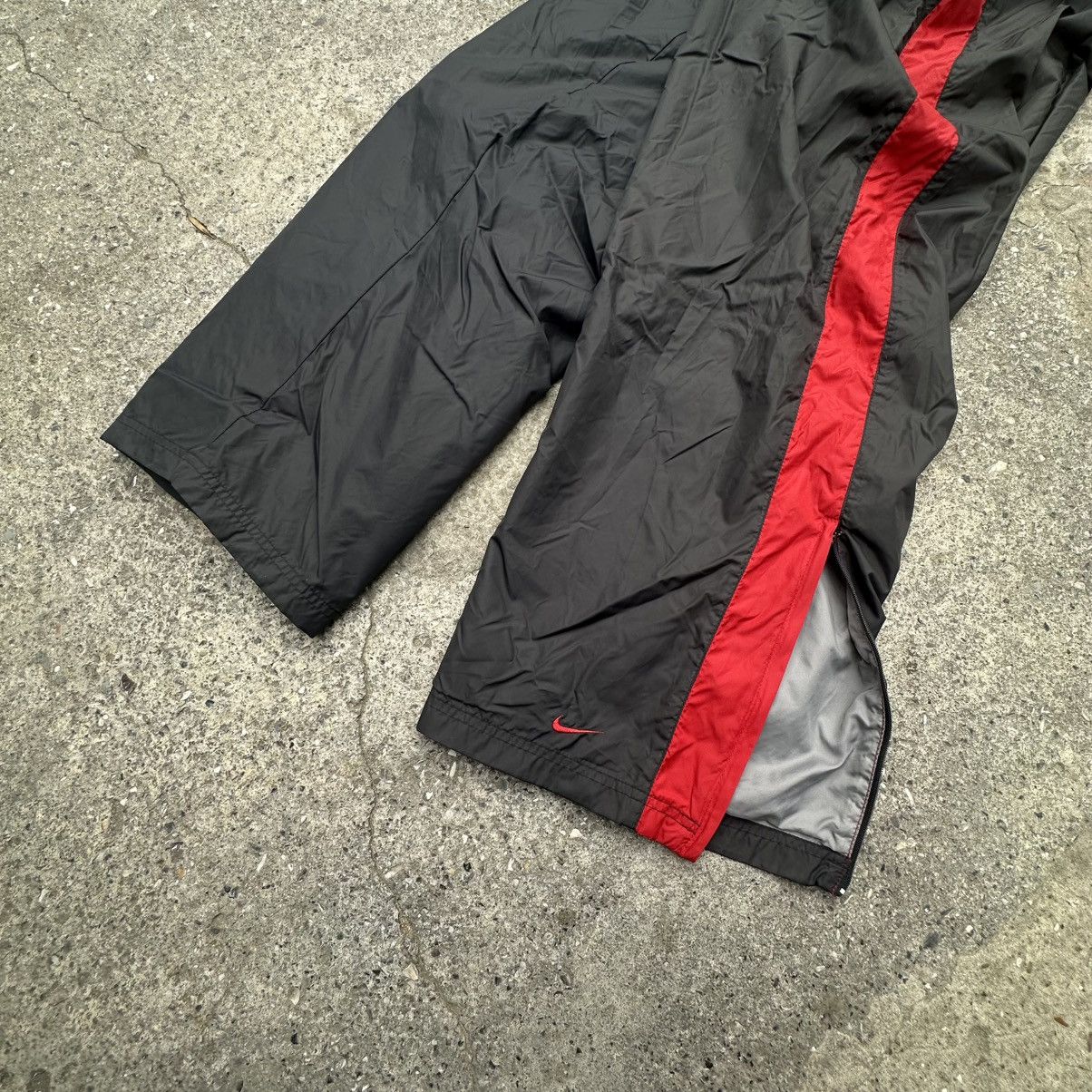 Nike VNTG Nike Nylon track parachute pants small logo zipped up Size US 36 / EU 52 - 4 Thumbnail
