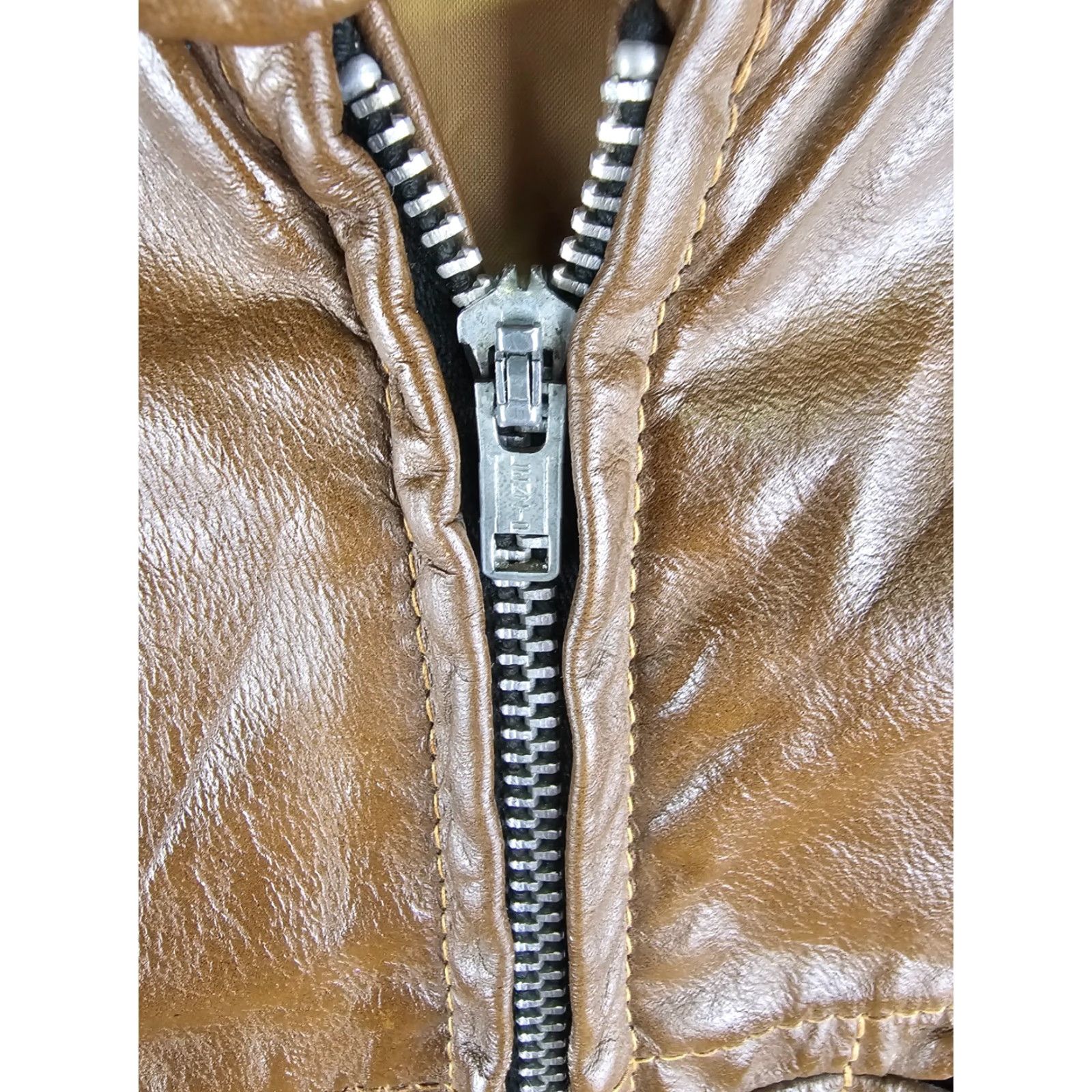 Harley Davidson VINTAGE Harley-Davidson AMF BROWN CAFE RACER MOTORCYCLE LEATHER JACKET SZ 46 Mens Jacket Brown 70s Bomber Style Bazaar Size US XXS / EU 40 - 5 Thumbnail